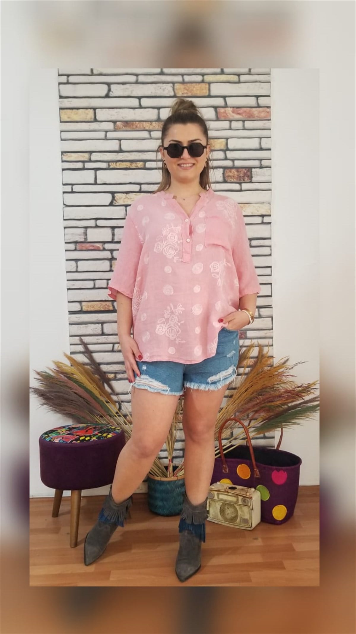 Pudura Pembesi Ön Kısım Nakışlı Keten Bluz