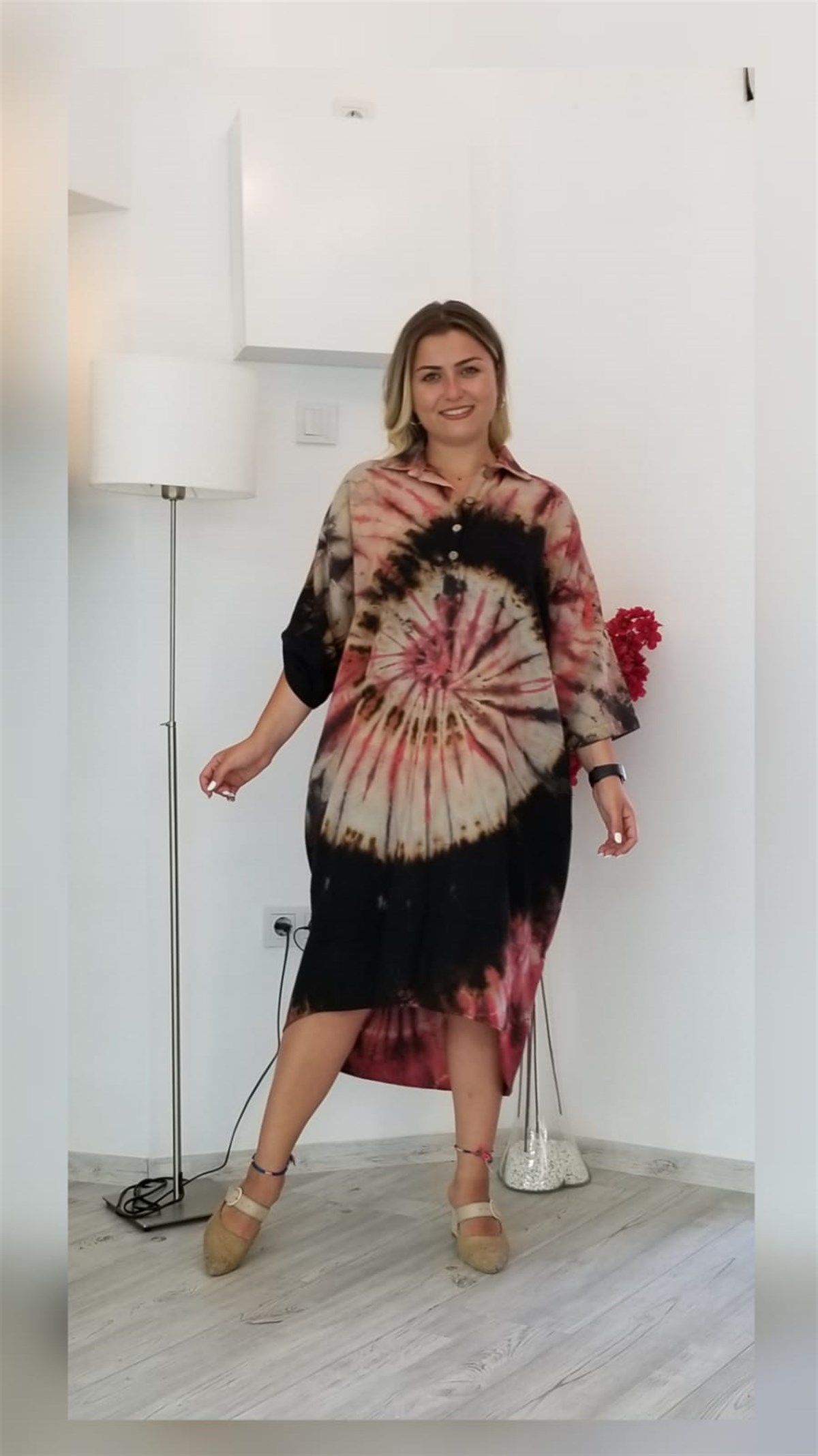 Siyah Batik Desenli Arka Kısmı Halkalı Elbise