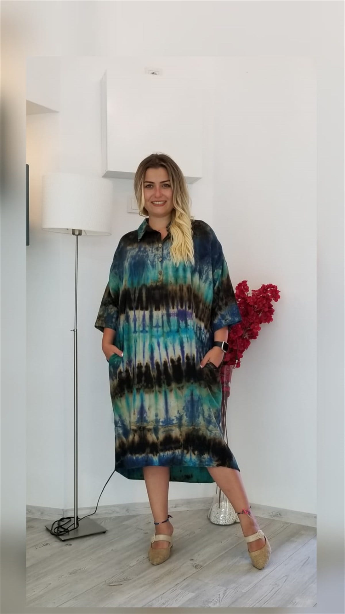 Siyah Batik Desenli Arka Kısmı Halkalı Elbise