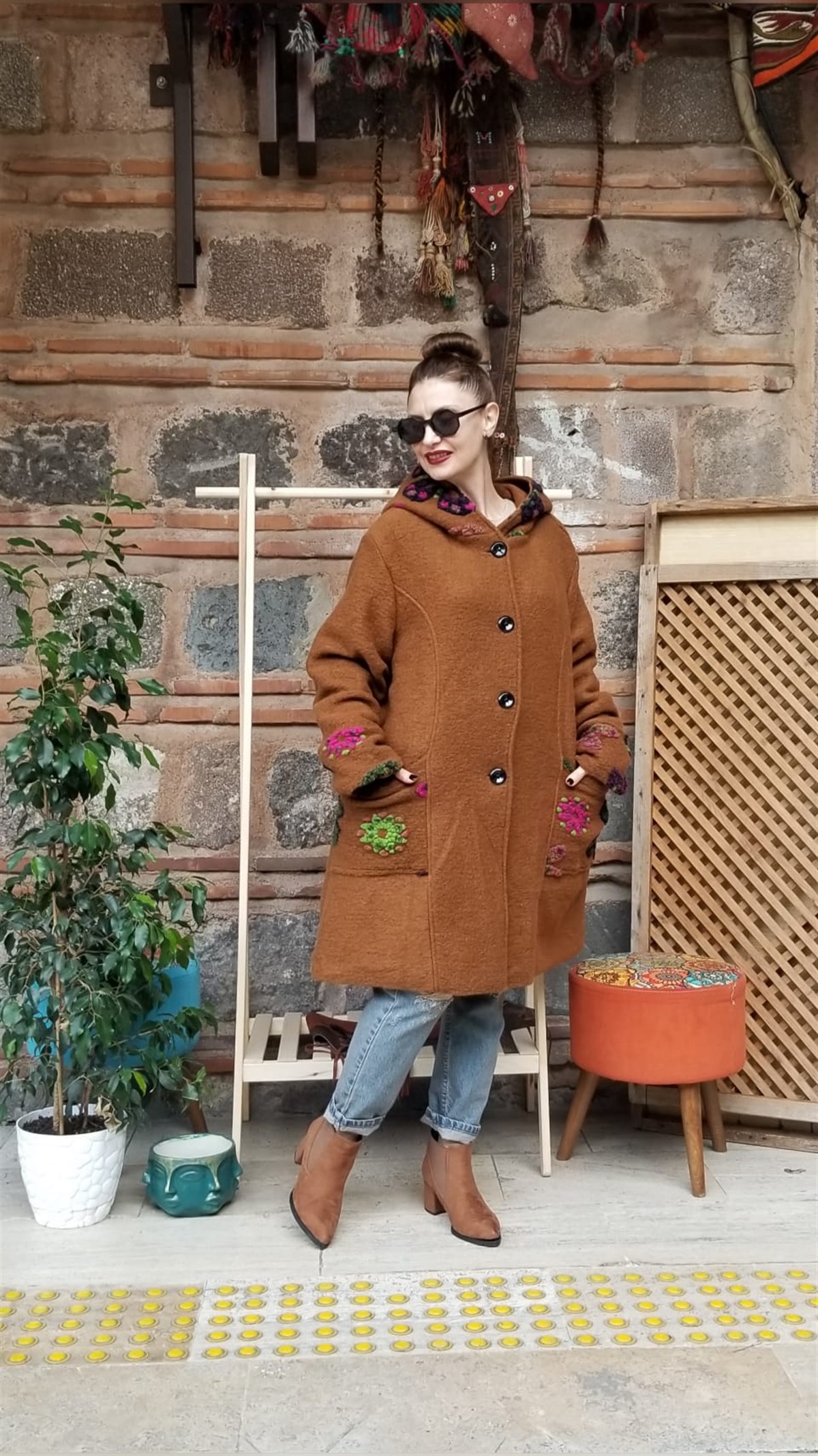 Siyah Çiçekli Keçe Kaban