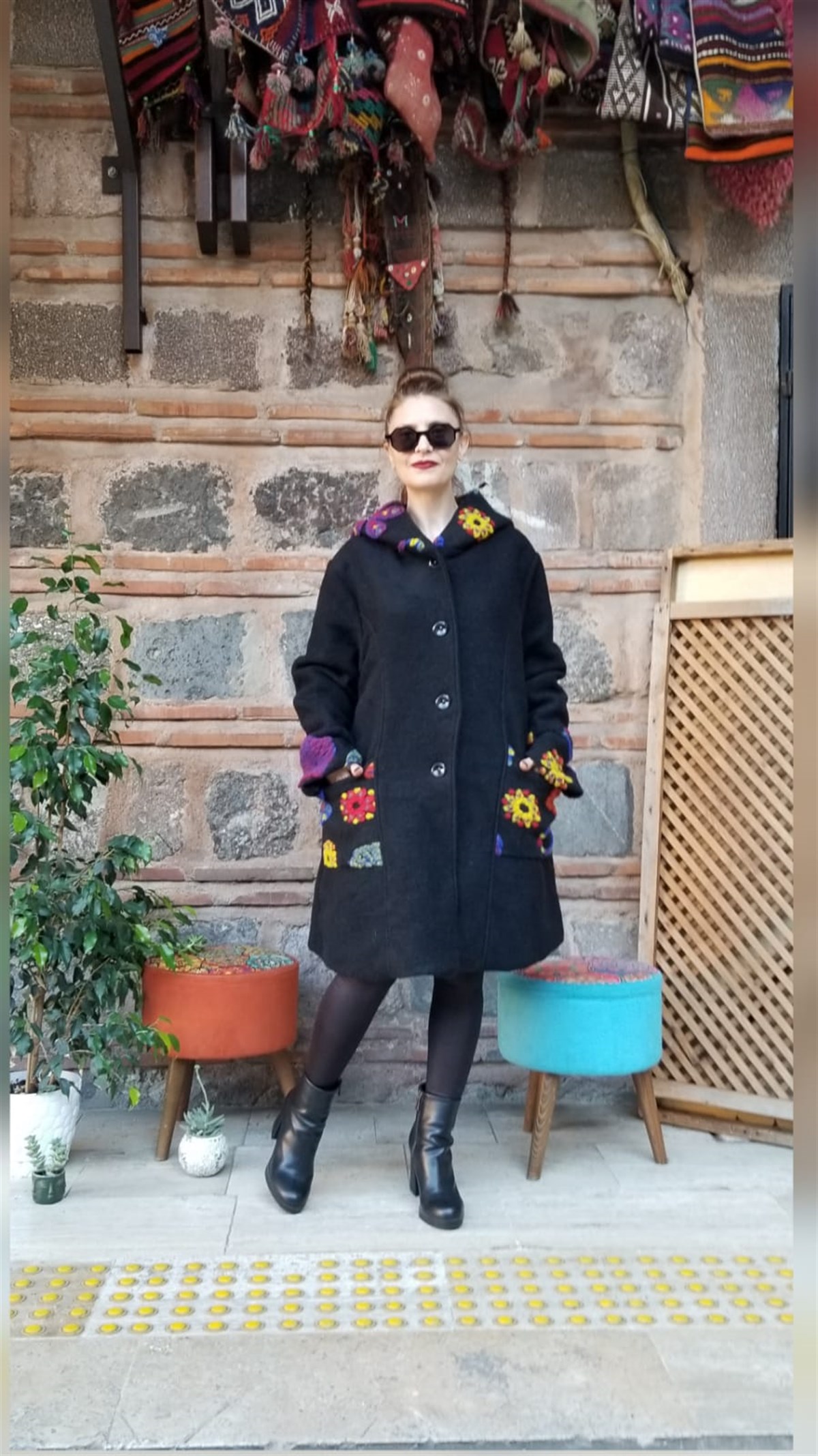 Siyah Çiçekli Keçe Kaban