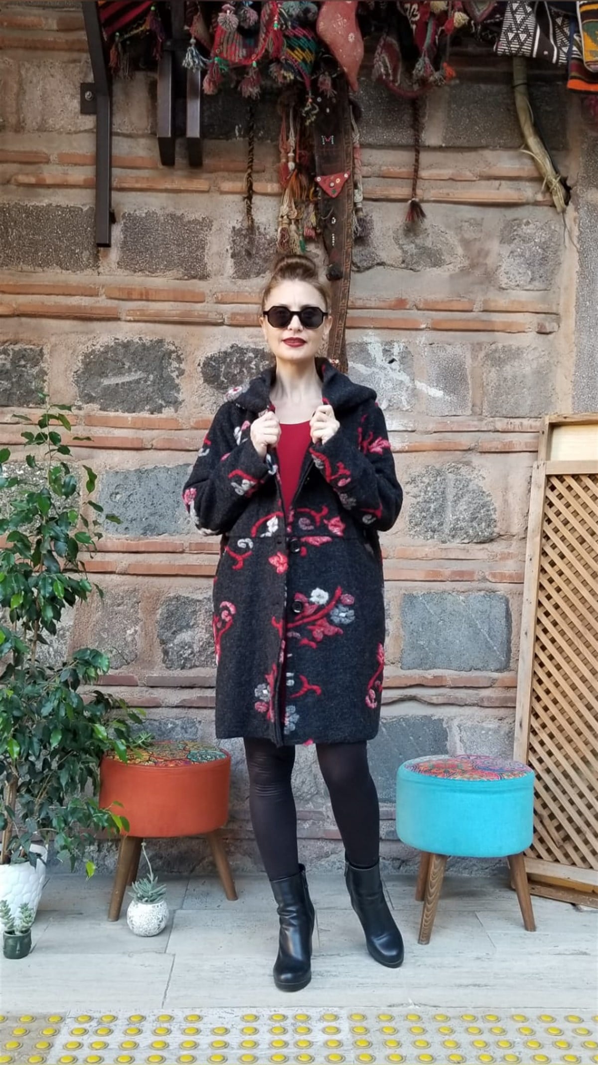 Siyah Çiçekli Keçe Kaban