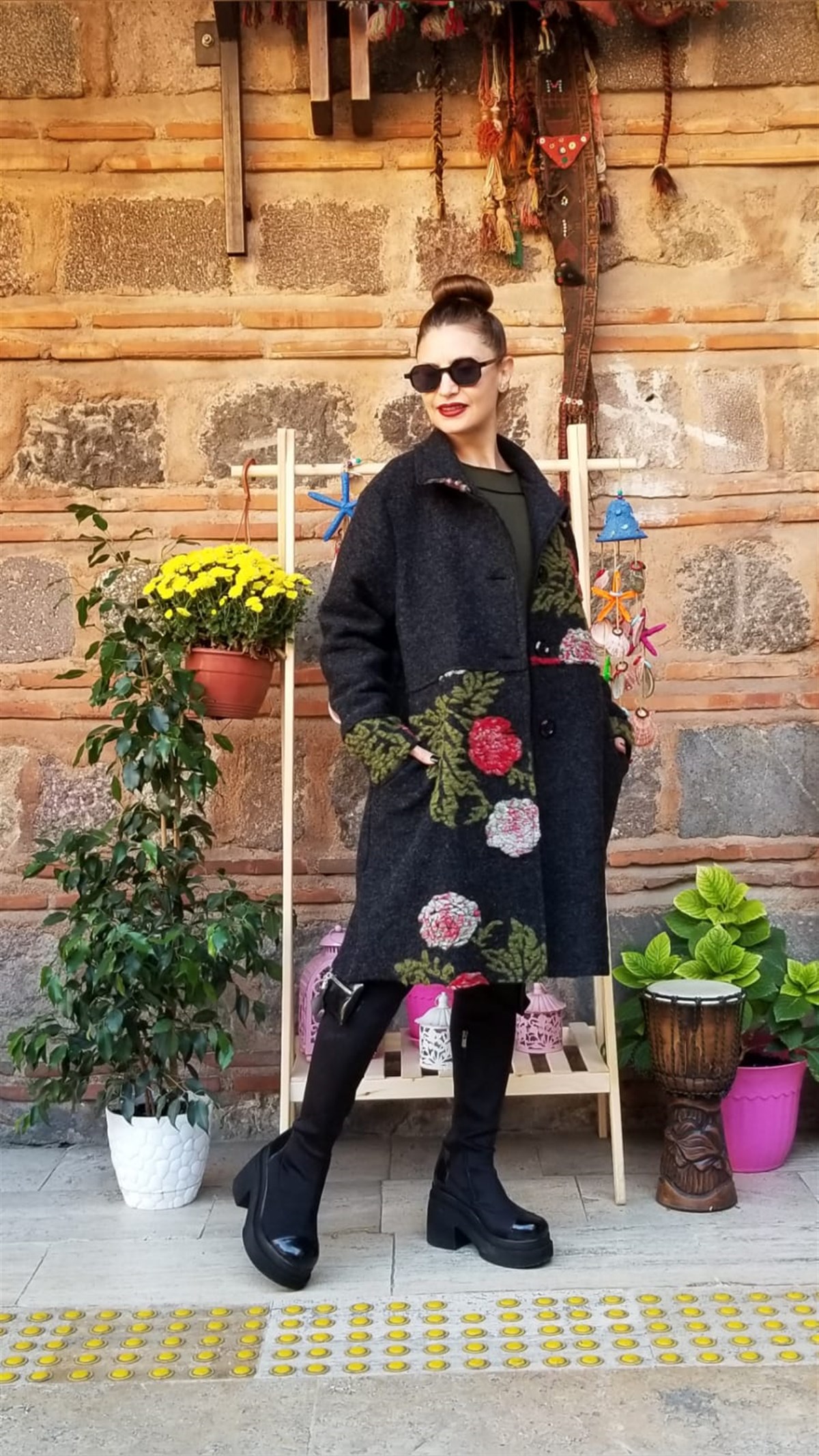 Antrasit Siyah Çiçekli İçi Astarlı Keçe Kaban