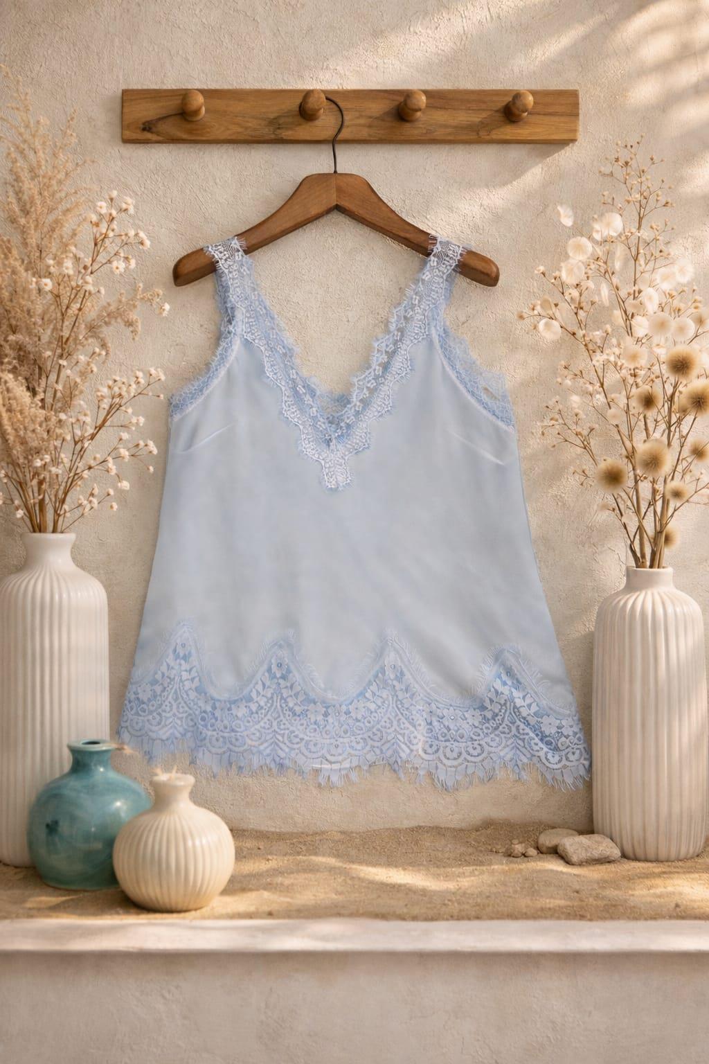 Bebek Mavisi Dantel Detaylı Askılı Bluz