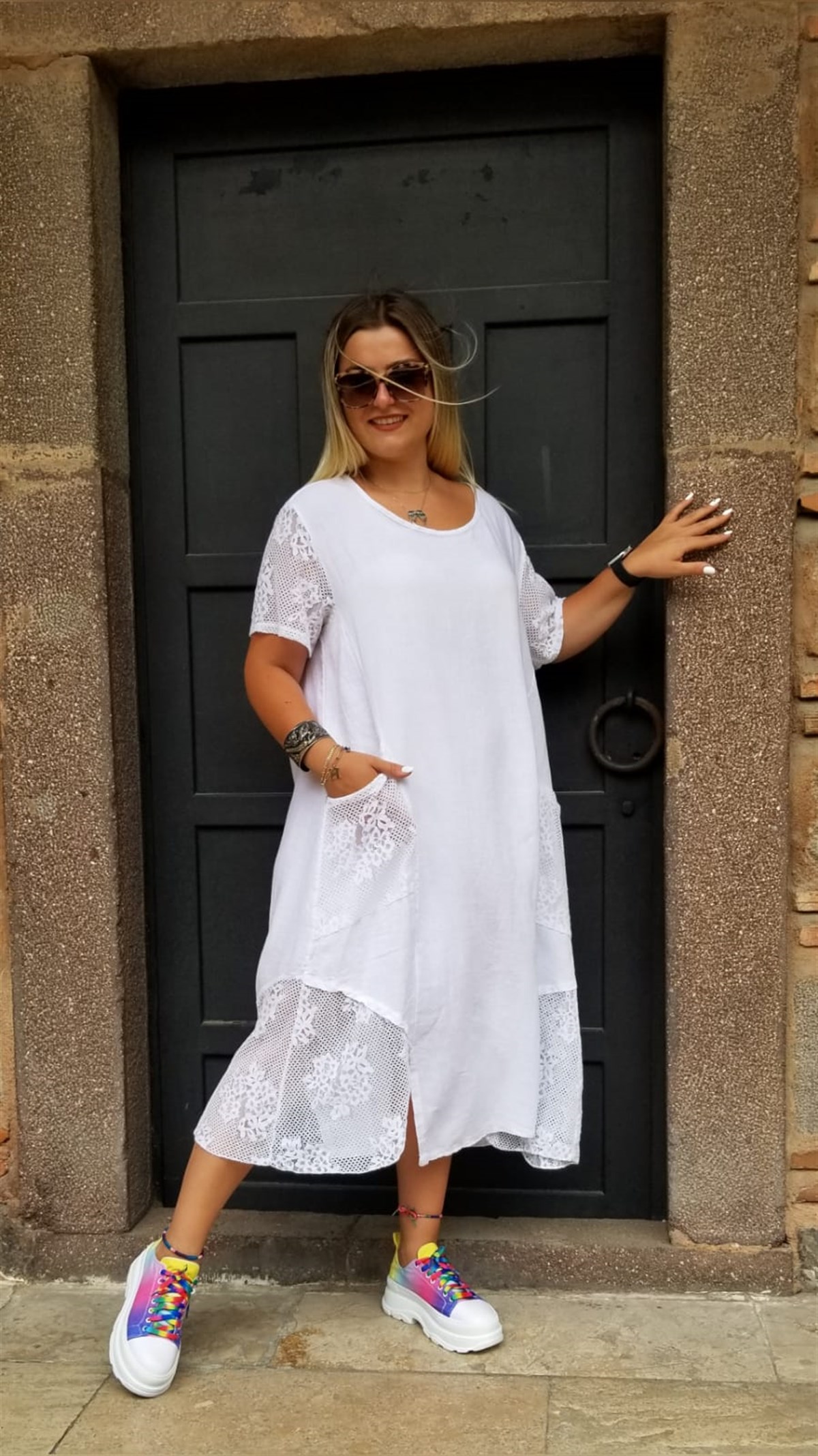 Beyaz İtalyan Keten Kumaş Kol Cep Ve Yan Etek Kısmı Dantel Detaylı Elbise