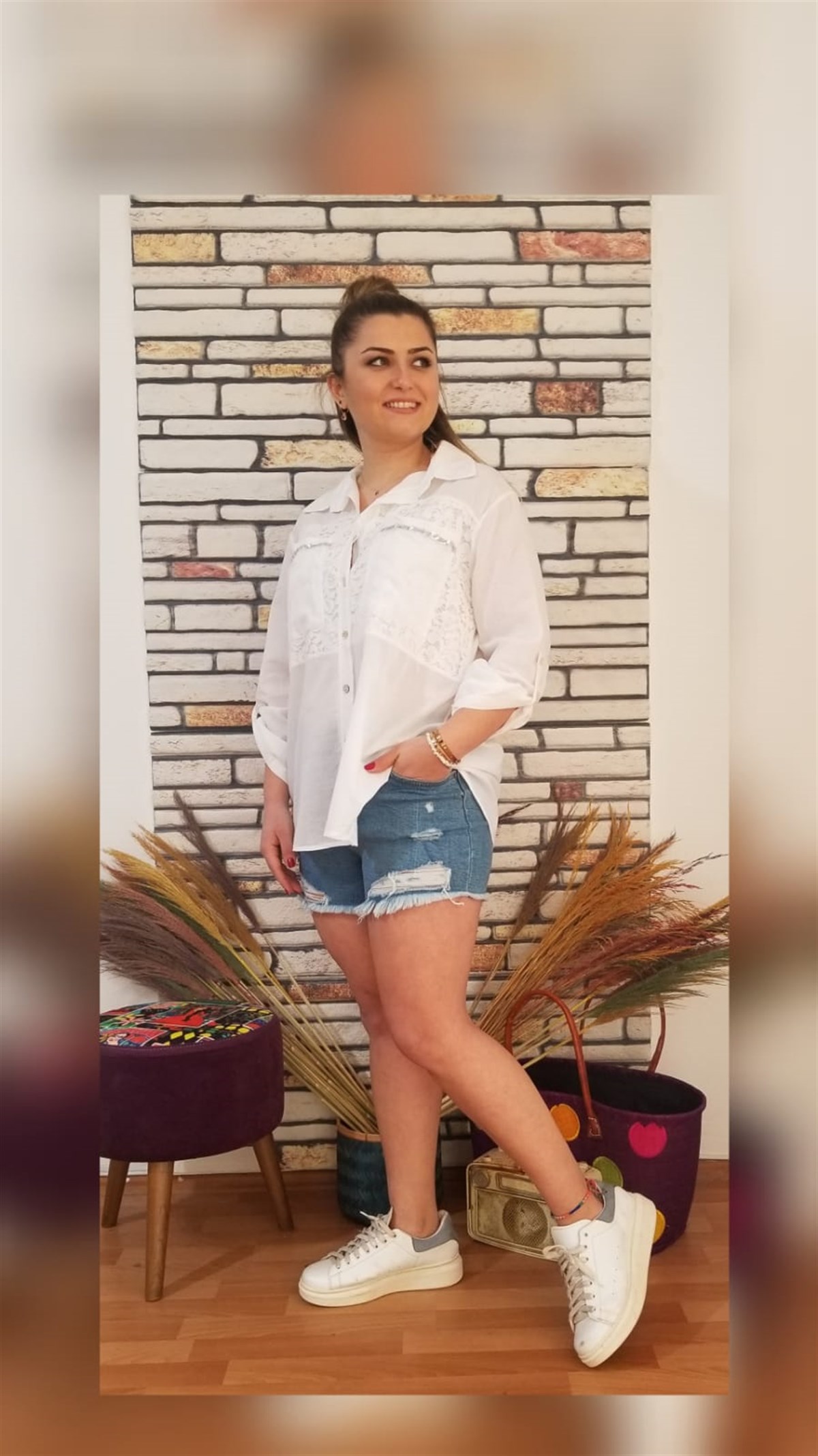 Beyaz Ön Kısım Küpür Detaylı Önden Düğmeli Bluz