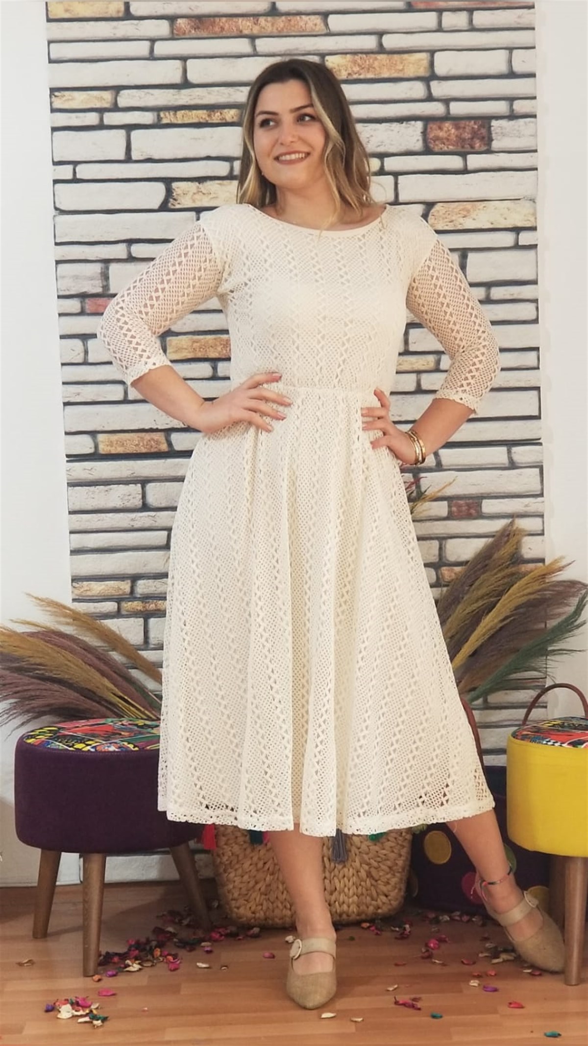 Ekru Dantel Detaylı Elbise
