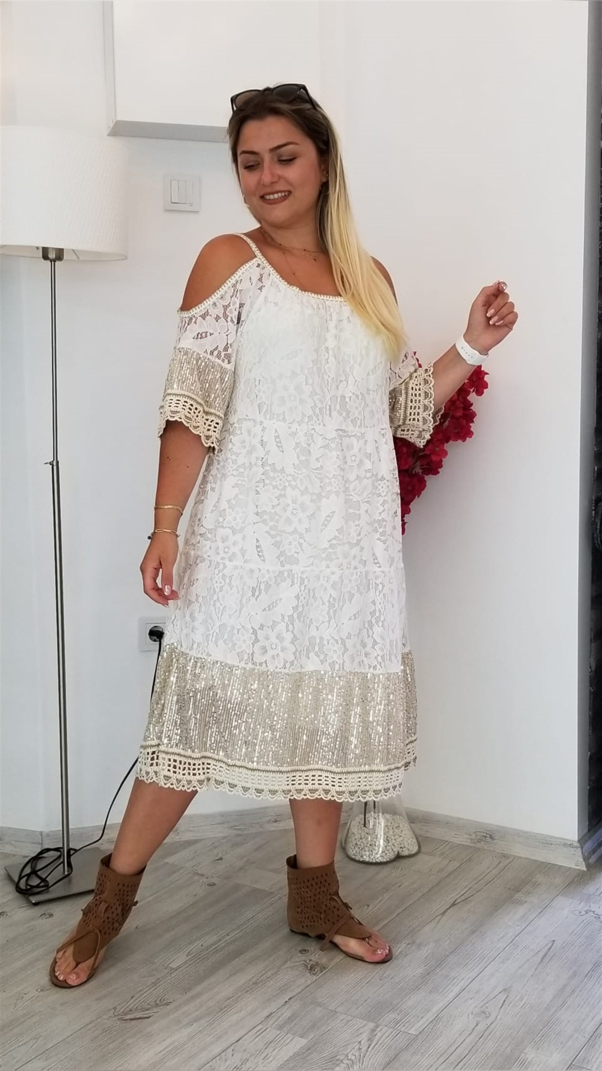 Ekru İtalyan Dantel Kumaş Omzu Açık İçi Astarlı Pul Palet İşi Elbise