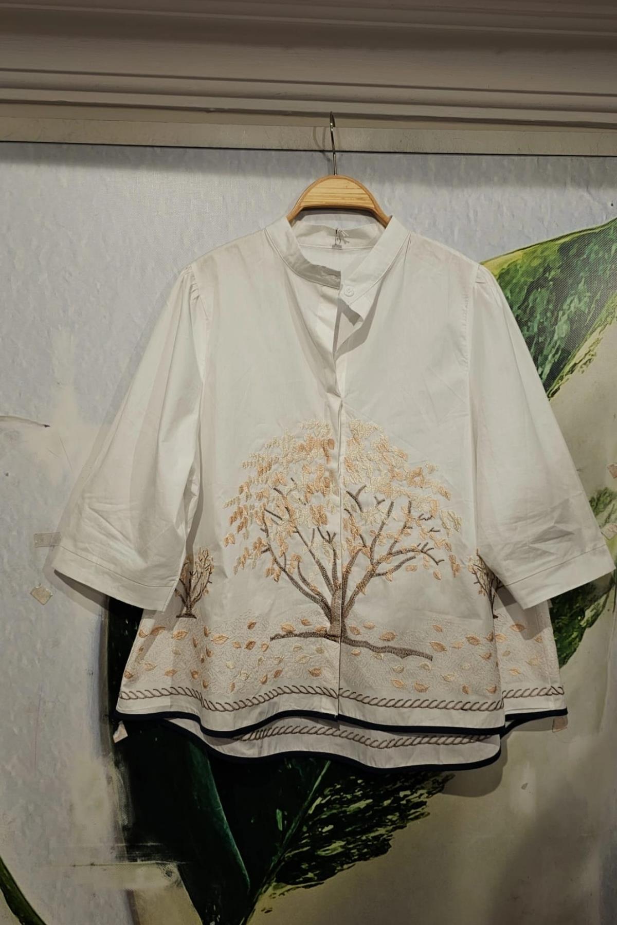 Hakim Yaka Makina Nakışı Önden Düğmeli Fakir Kol Bluz Beyaz