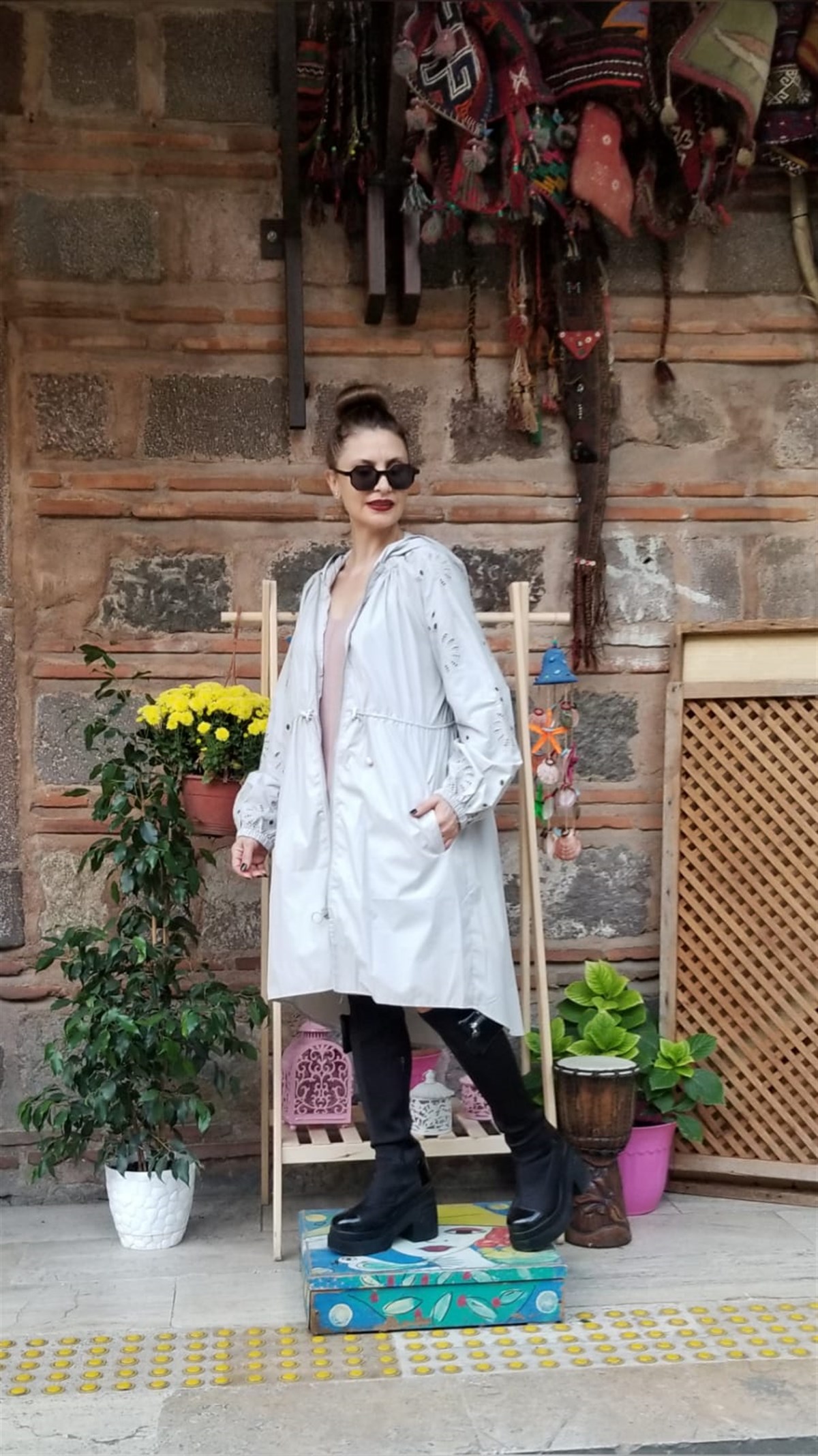 İtalyan Gri Kolu Delik İşi Detaylı Yağmurluk