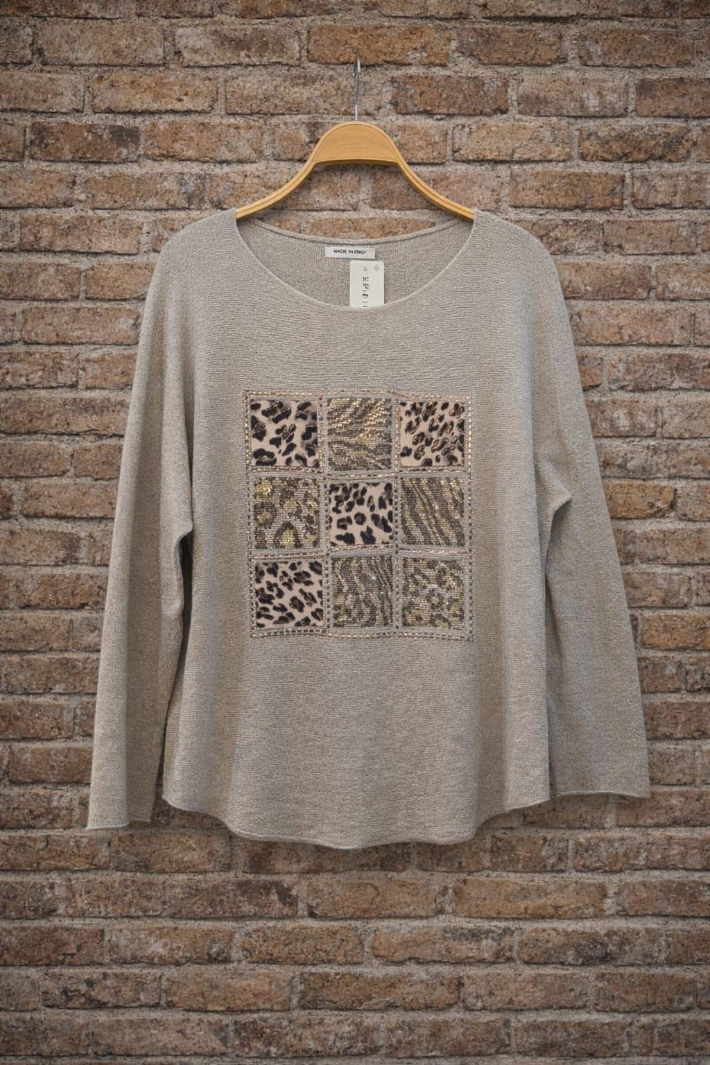 İtalyan kazak yumuşak dokulu, esnek viskon karışımlı örme kumaş Kare patch detaylı leopar desenli taş işlemeli renk acı kahve