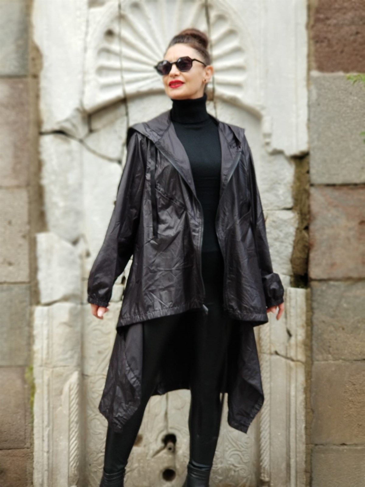 İtalyan Siyah Yağmurluk Kapişonlu