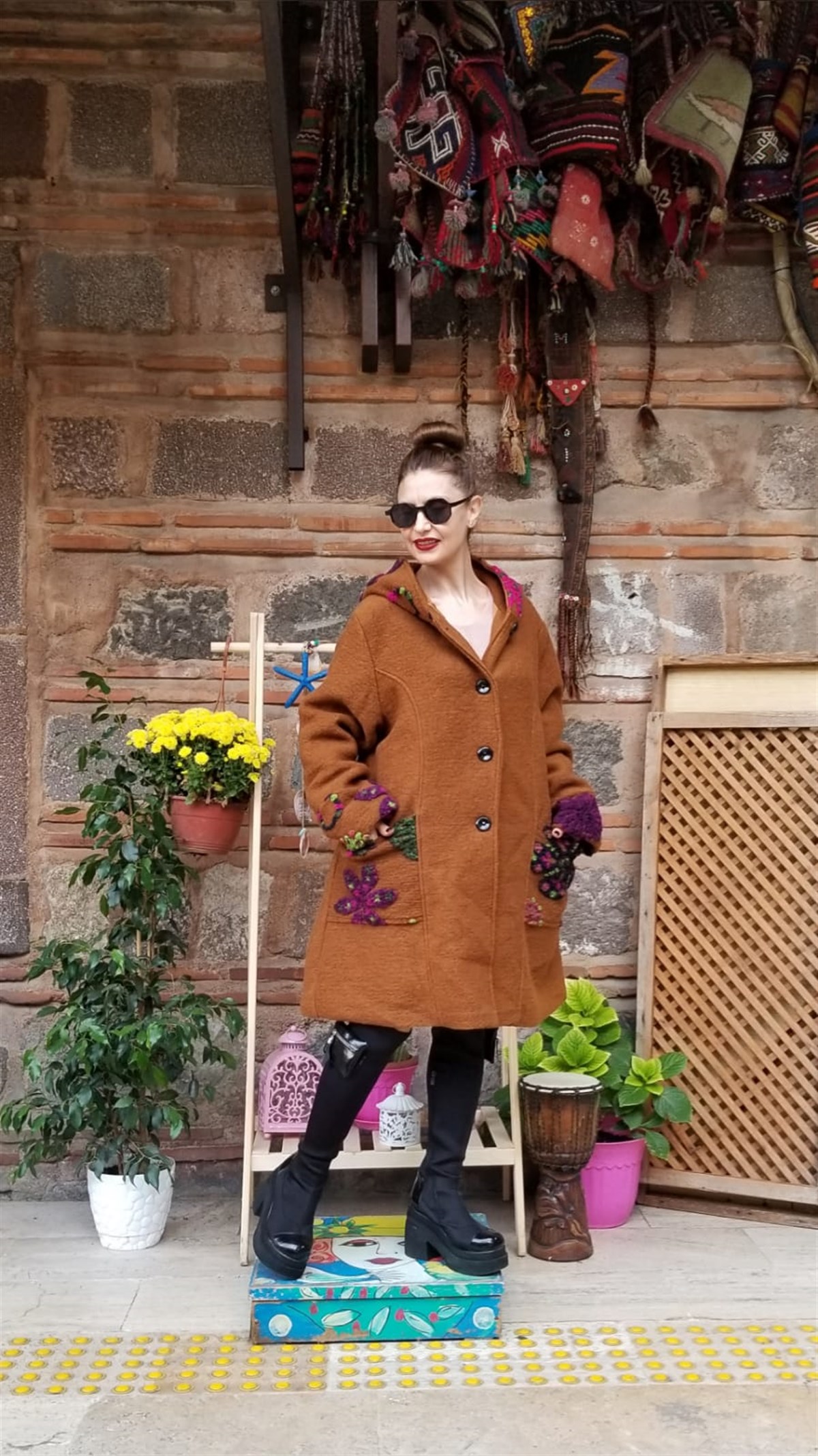 İtalyan Taba Rengi Çiçekli İçi Astarlı Keçe Kaban
