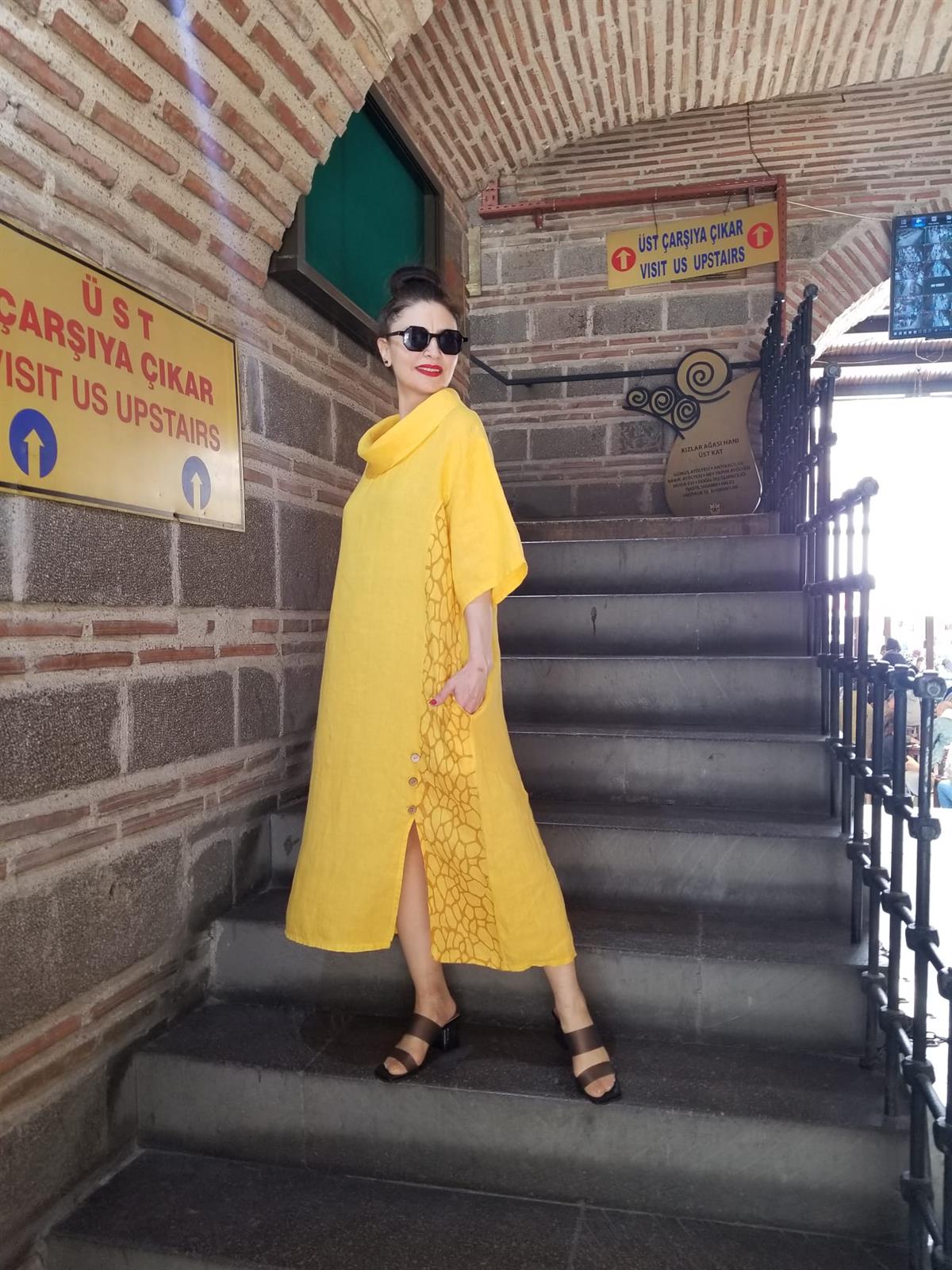 İTALYAN YANLARI DESENLİ DEGAJE YAKA KETEN ELBİSE