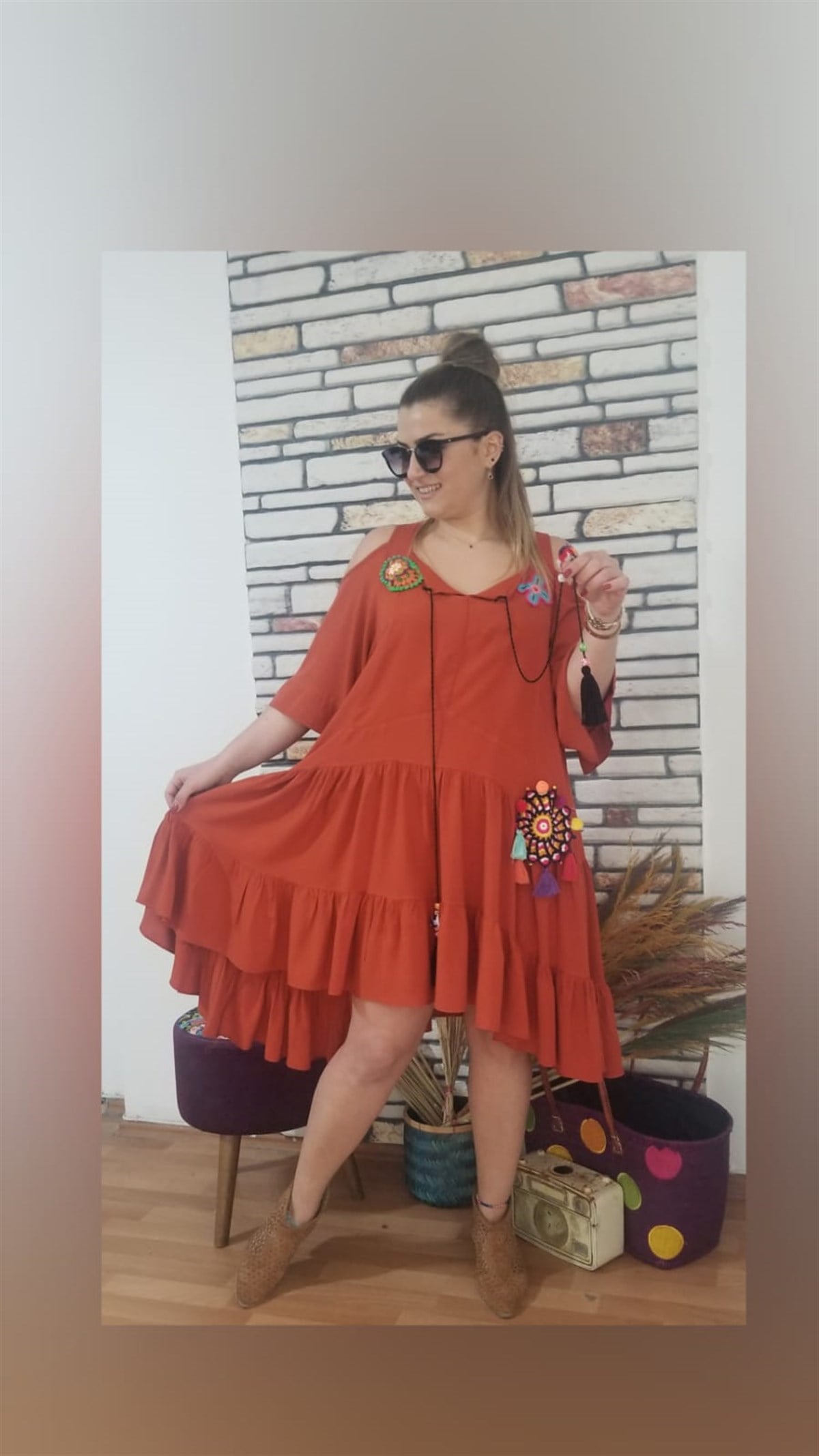 Kiremit Rengi Omzu Açık Nakış Detaylı Elbise