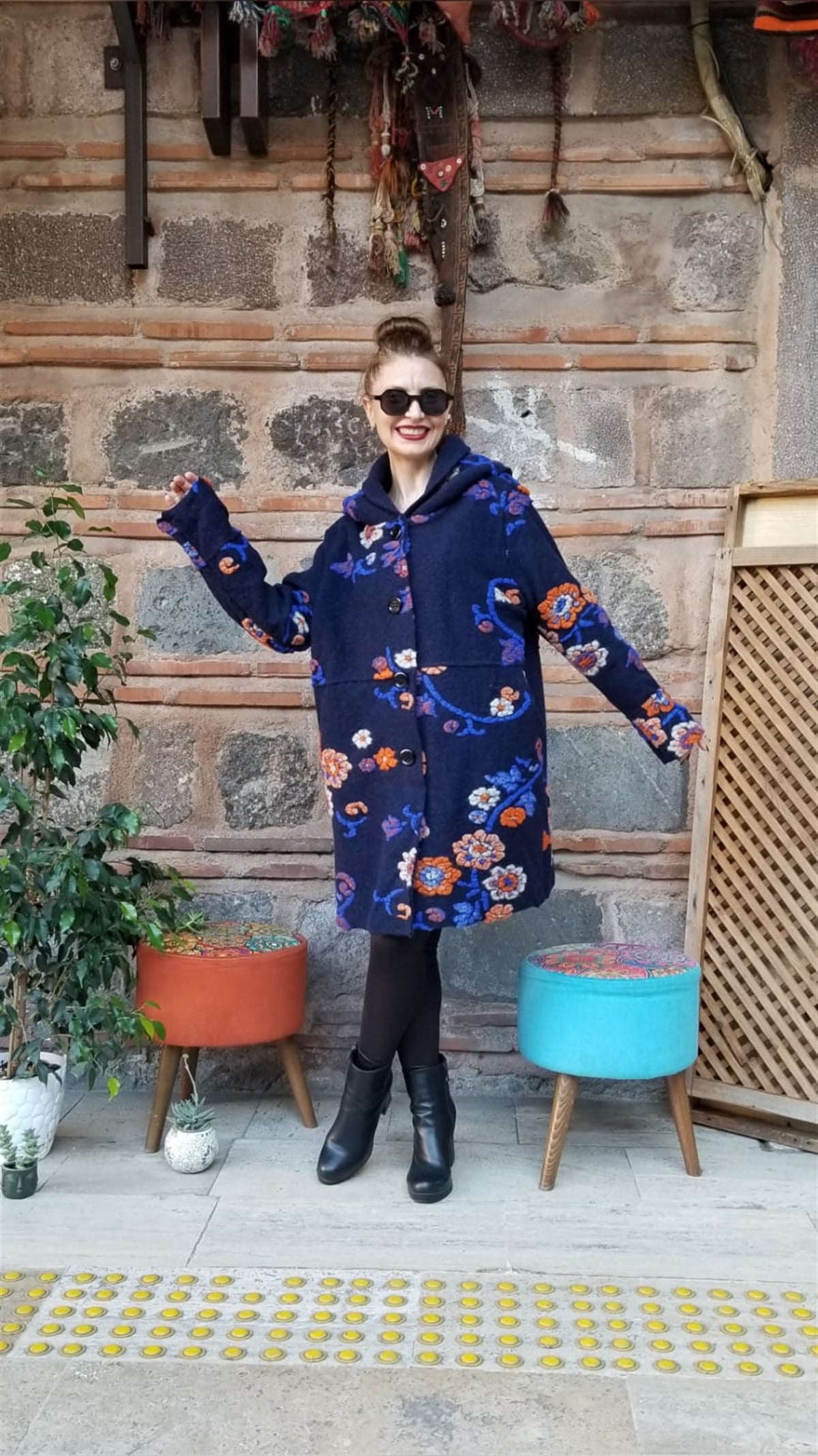 Lacivert Çiçekli Keçe Kaban