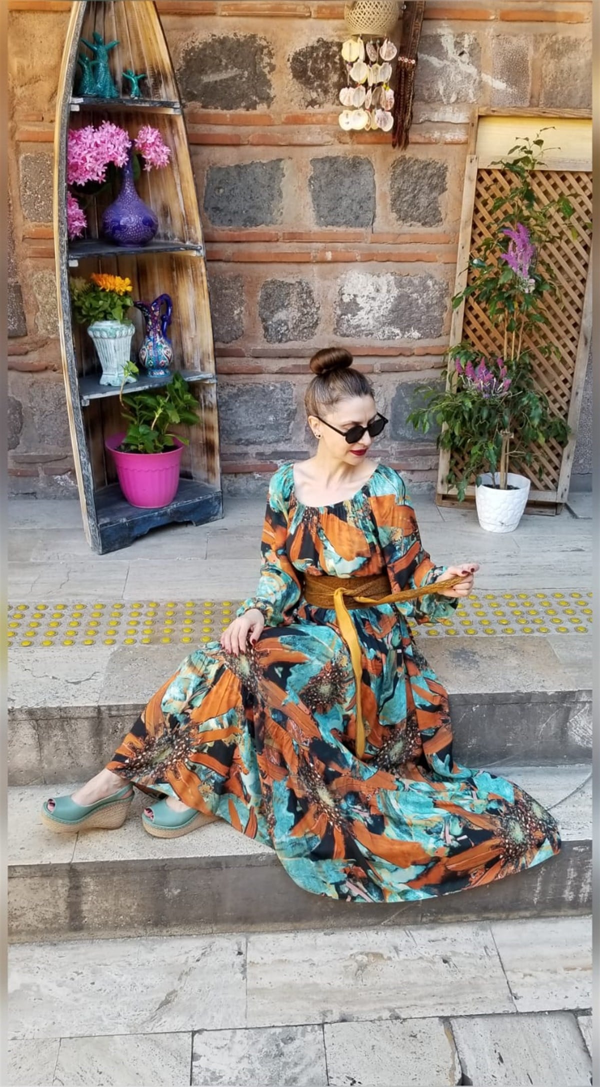 OMUZLARI LASTİKLİ DESENLİ ELBİSE