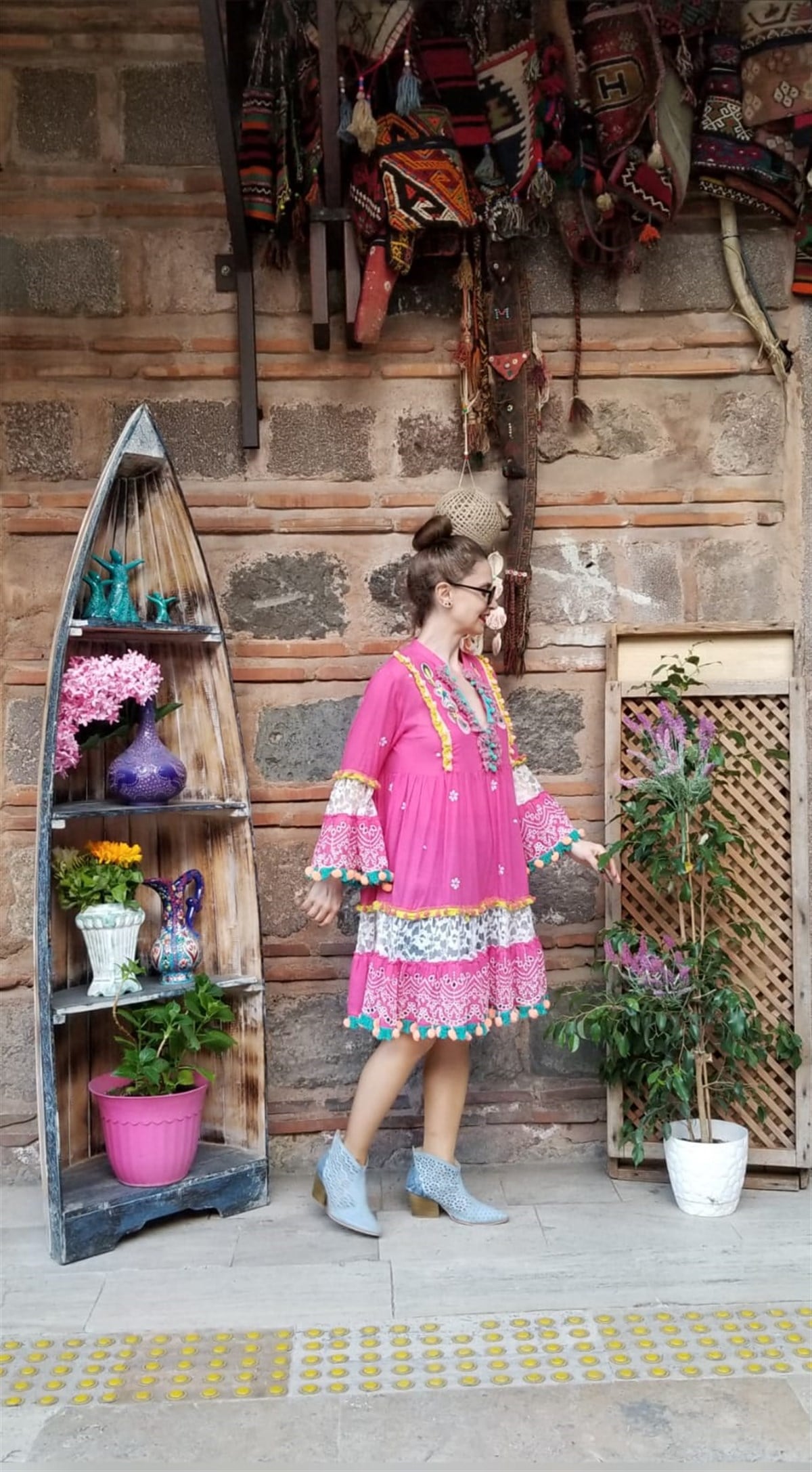 Pembe İtalyan İşlemeli Ponponlu Dantel Detaylı Elbise