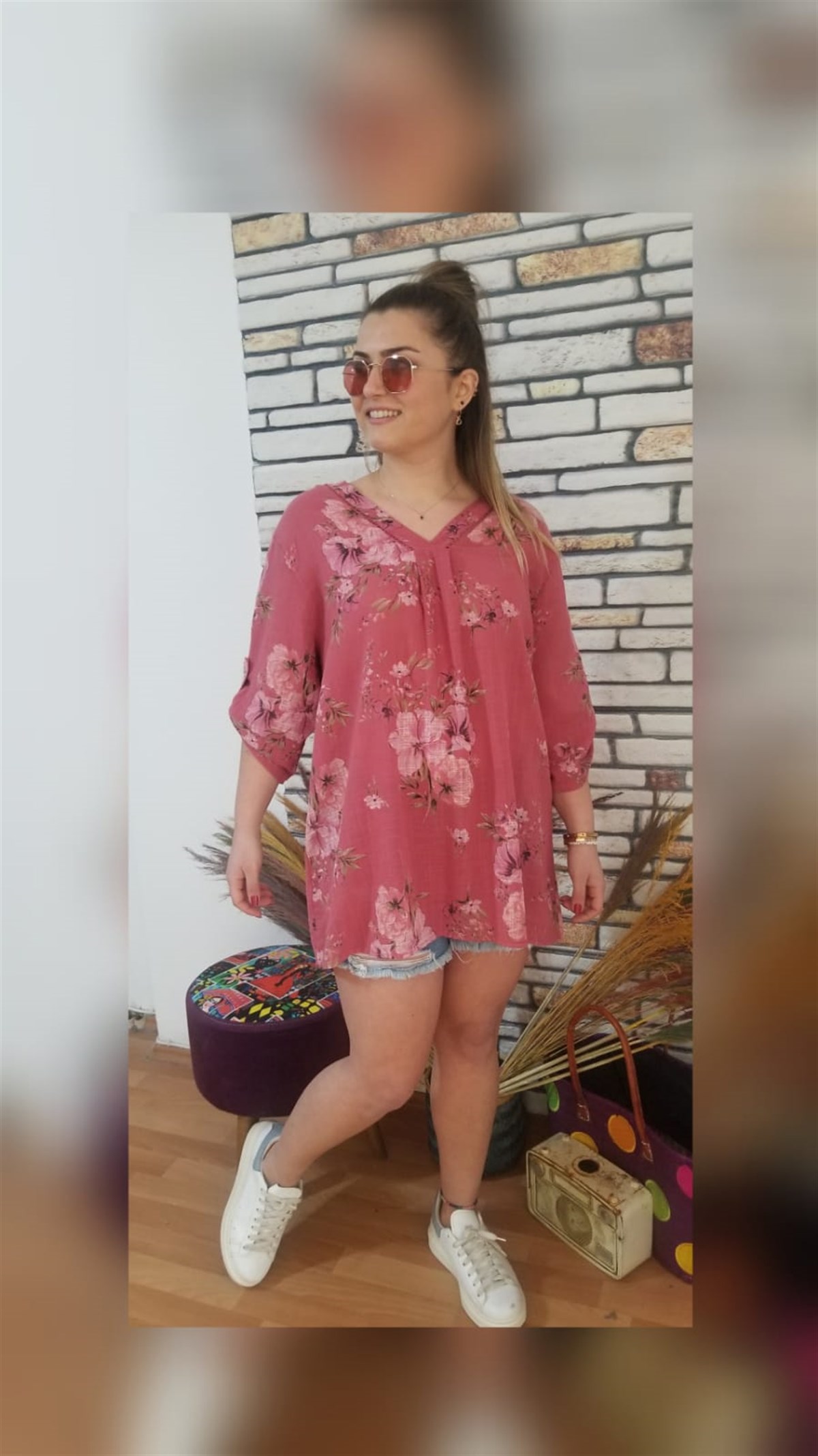 Pembe V Yaka Çiçek Desenli Keten Bluz