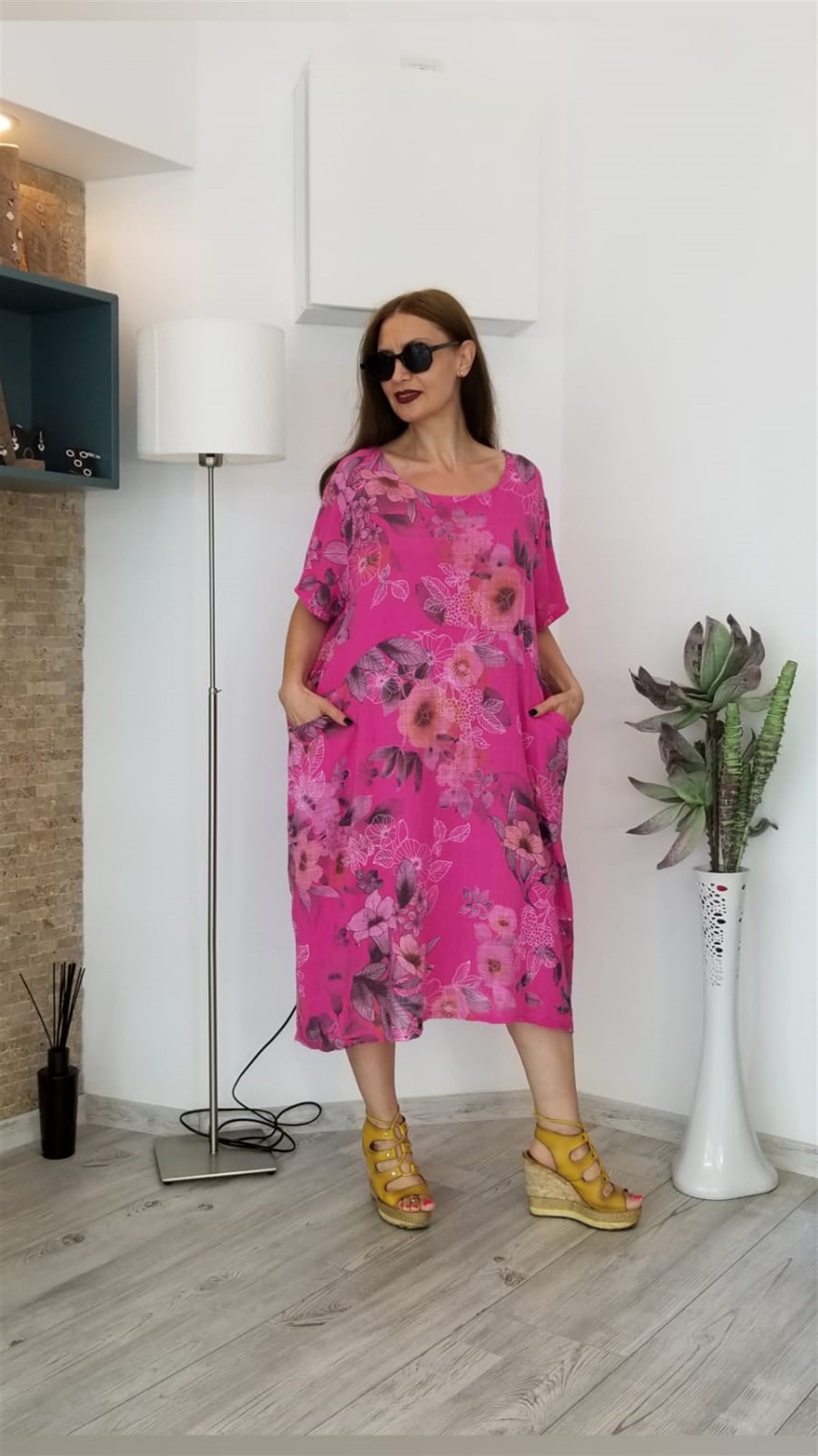 Pembe çiçekli keten elbise