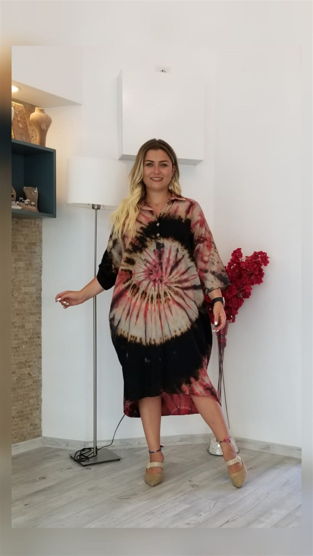 Siyah Batik Desenli Arka Kısmı Halkalı Elbise