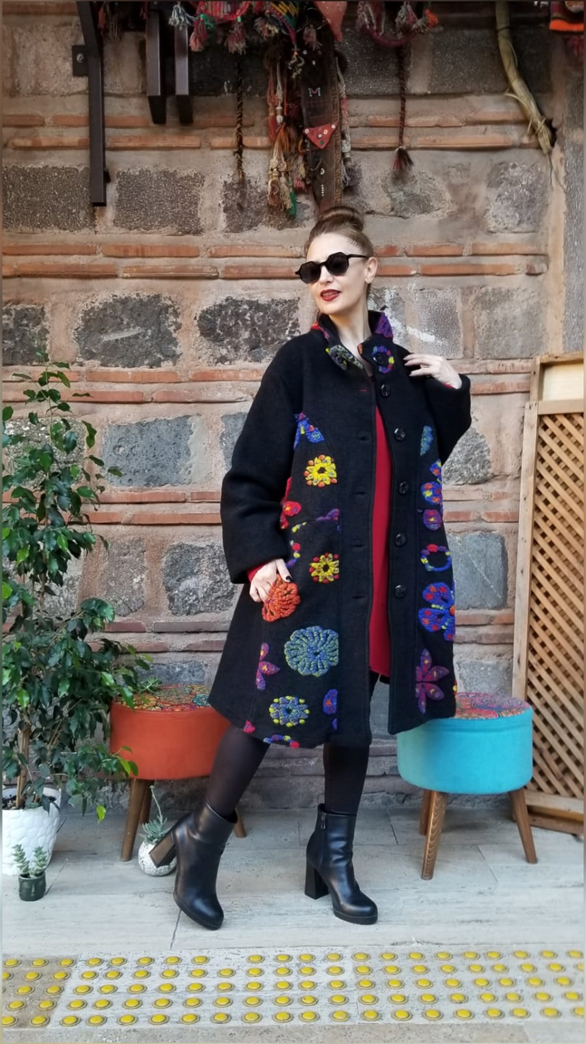 Siyah Çiçekli Keçe Kaban