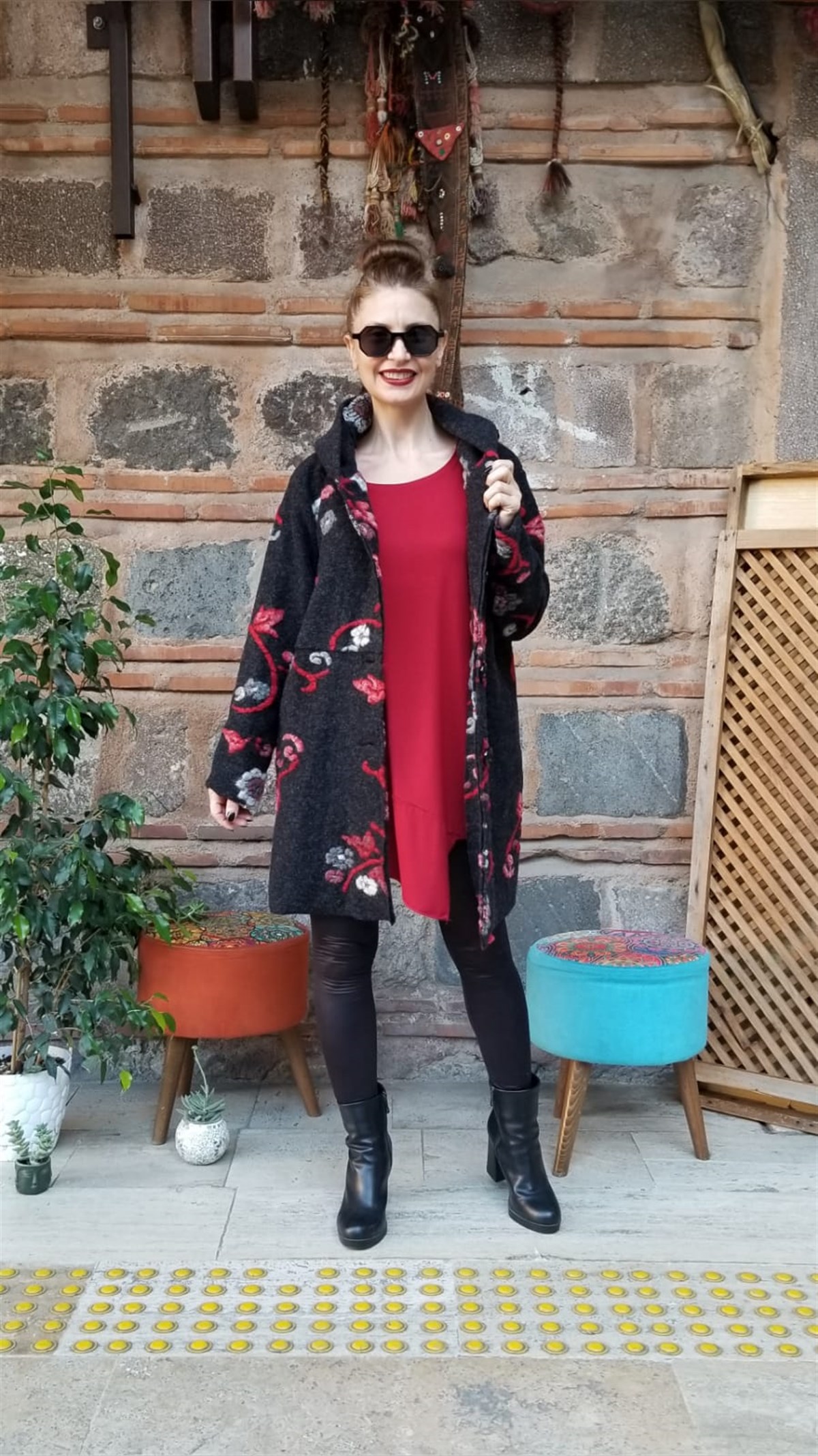 Siyah Çiçekli Keçe Kaban