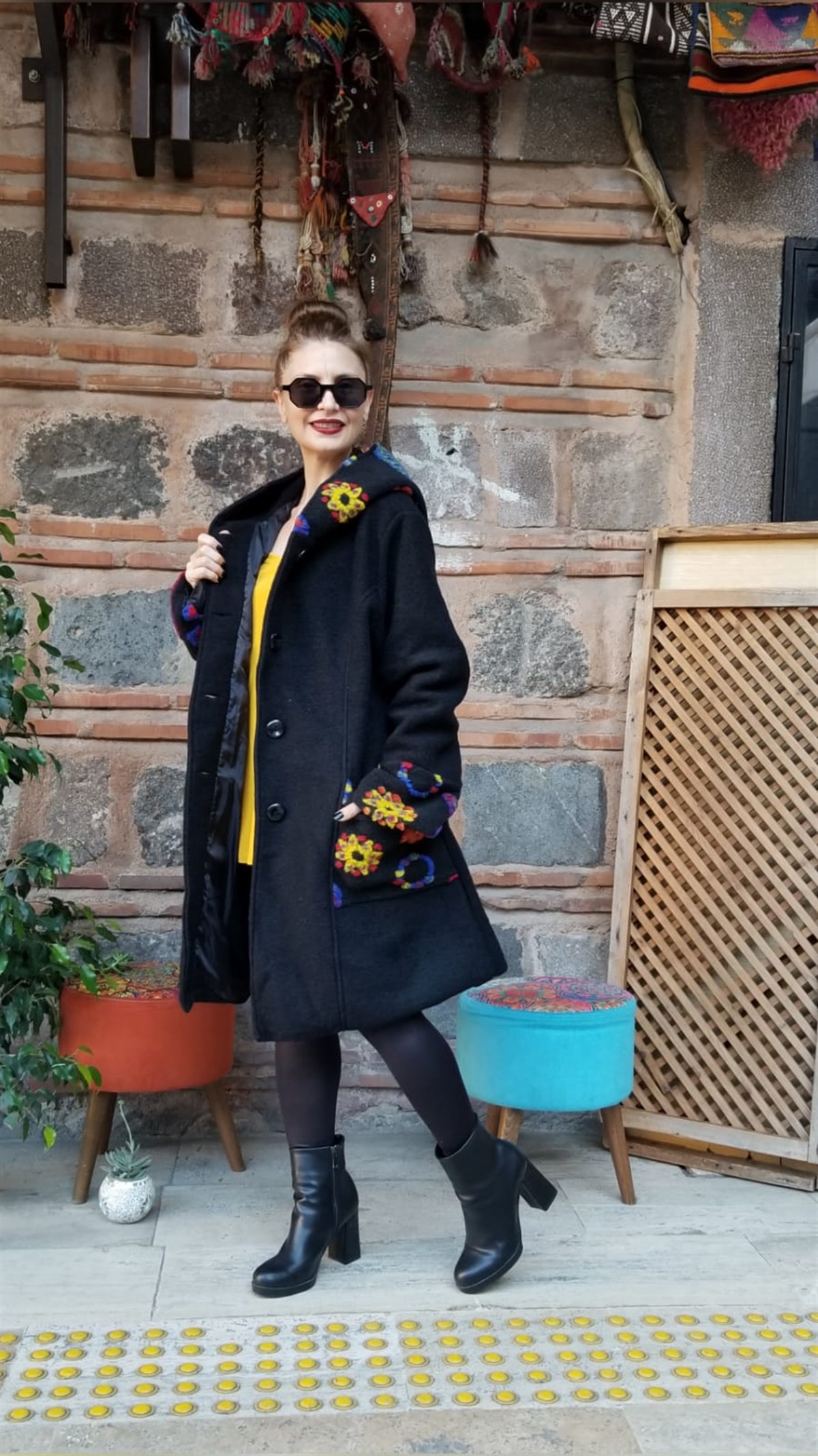 Siyah Çiçekli Keçe Kaban