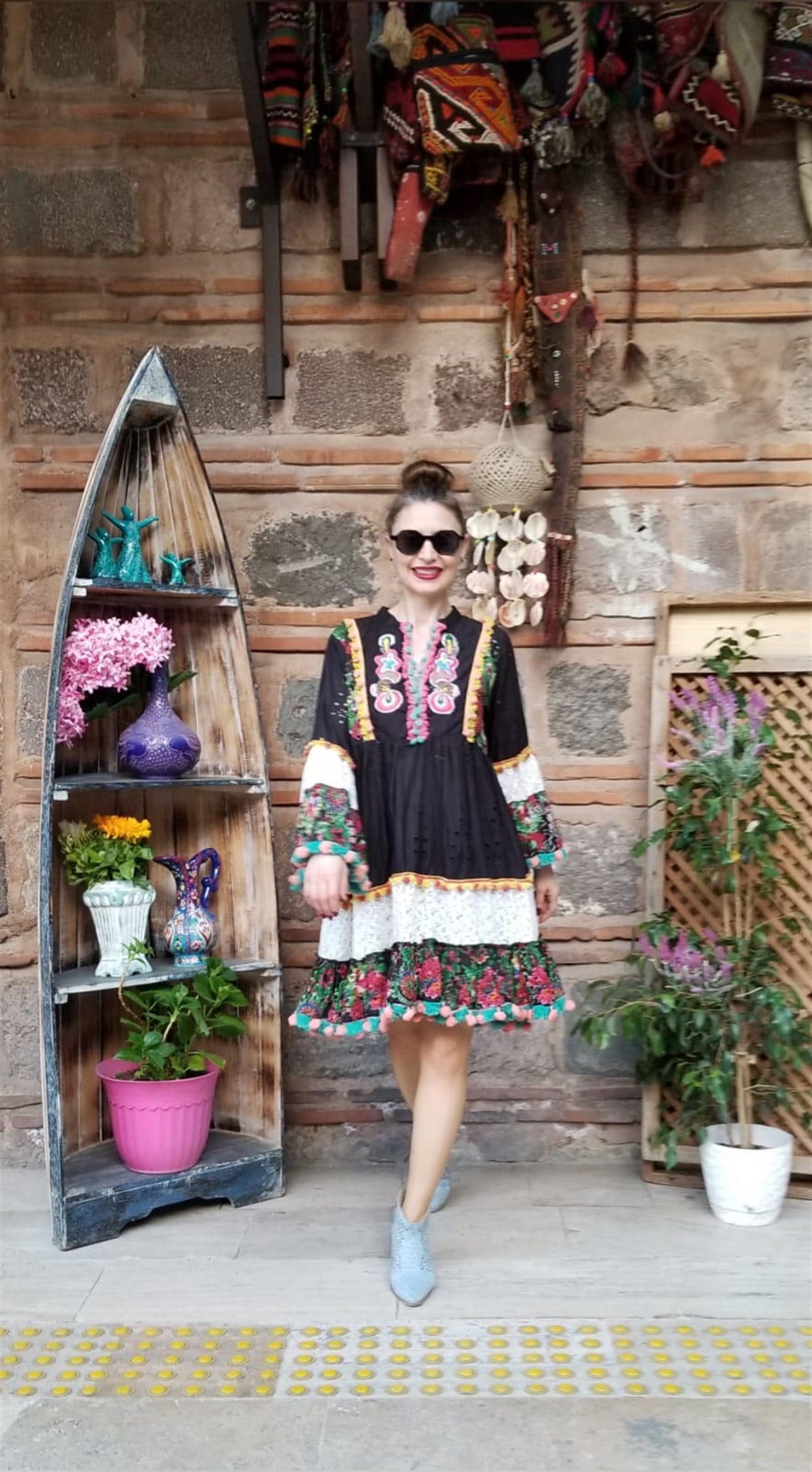 Siyah İtalyan İşlemeli Ponponlu Dantel Detaylı Elbise