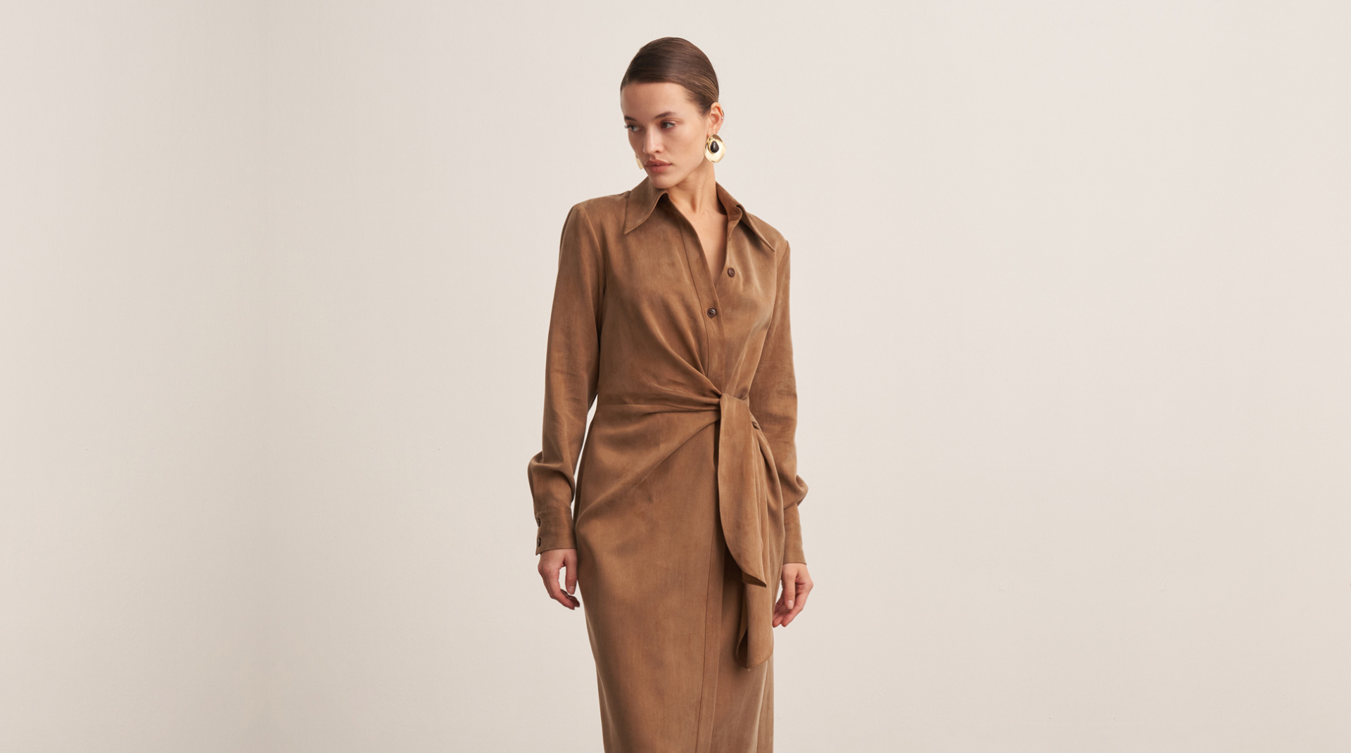 ELBİSELERLE ZARİF BİR ADIM