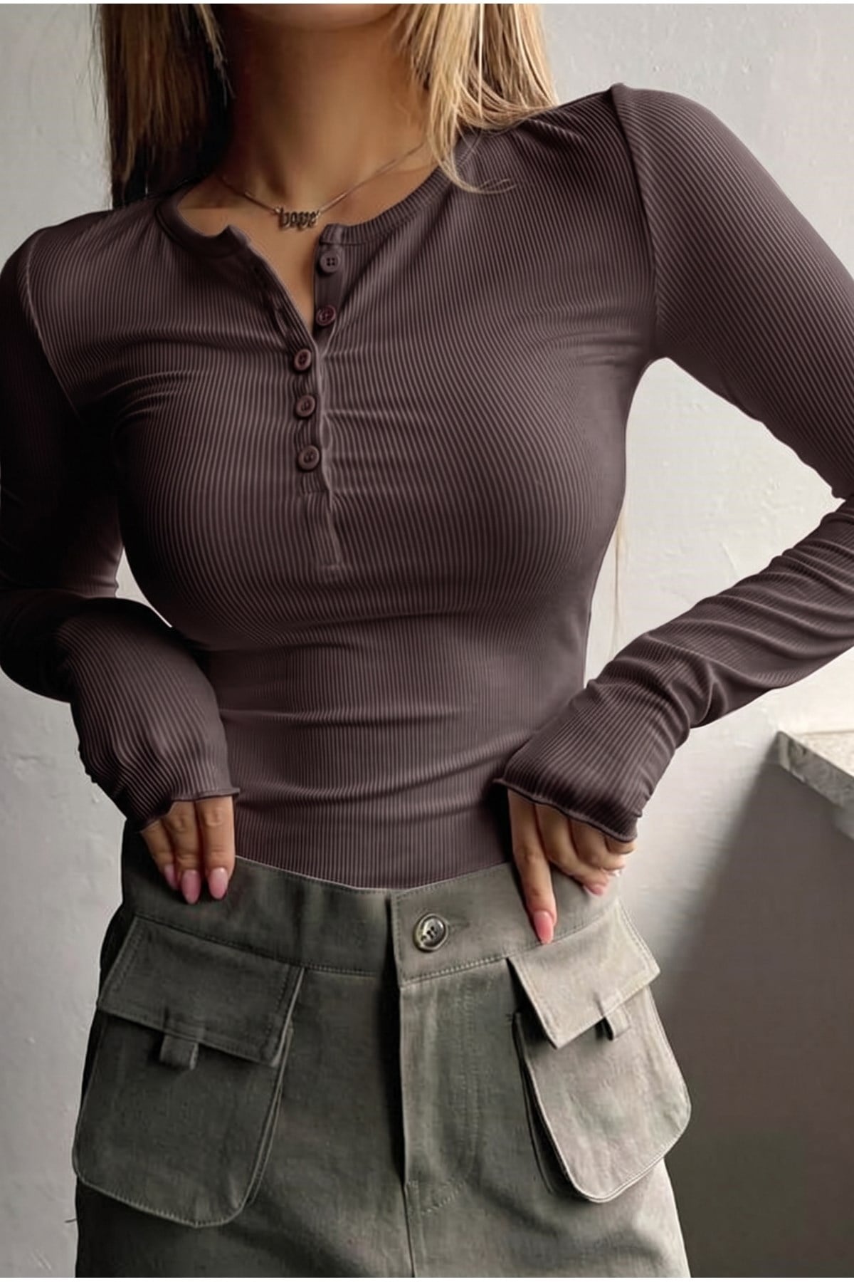 Kadın Acı Kahverengi Renkli Düğme Detaylı Patlı Düğmeli Bisiklet Yaka Uzun Kollu Fitilli Kaşkorse Bluz Body