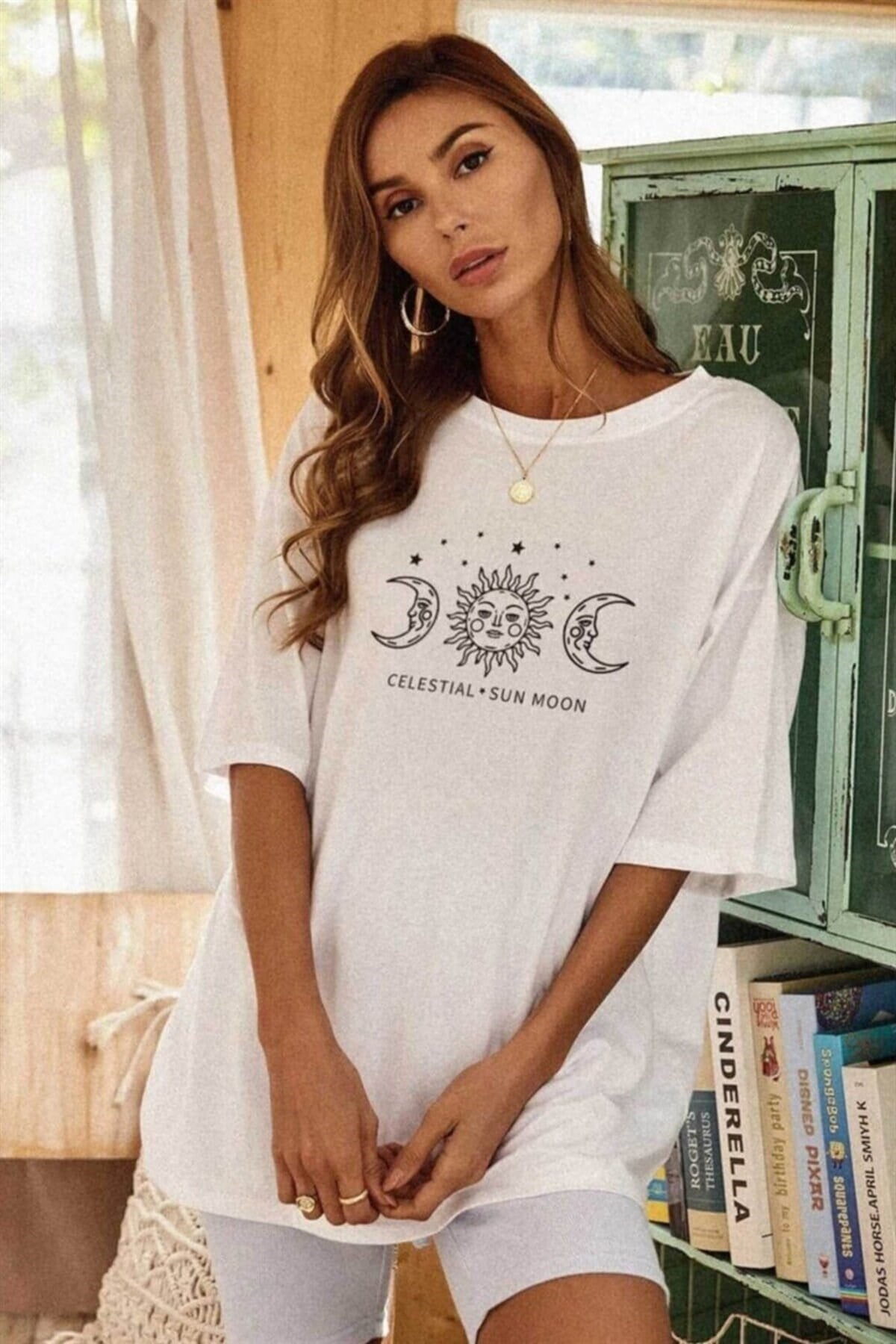 Kadın Beyaz Oversize Celestial Sun Moon Baskılı T-Shirt - K2113