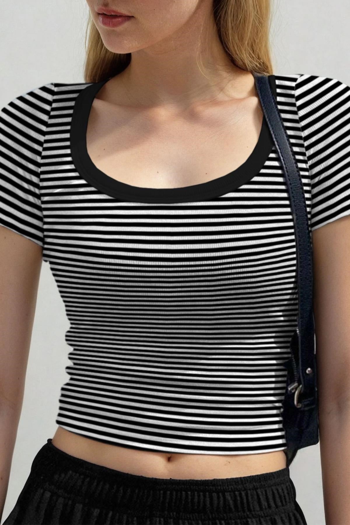Kadın İnce Çizgili Siyah-Beyaz U Yaka Kısa Kollu Fitilli Kaşkorse Bluz Body