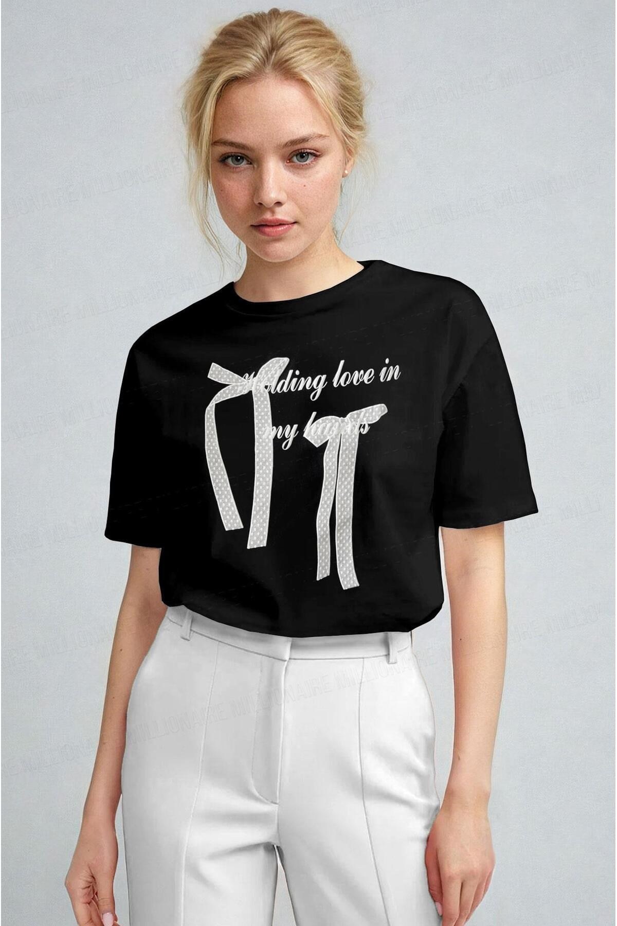 Kadın Siyah Kurdele Kabaran Dokulu Baskı Regular Fit Normal Kalıp T-shirt