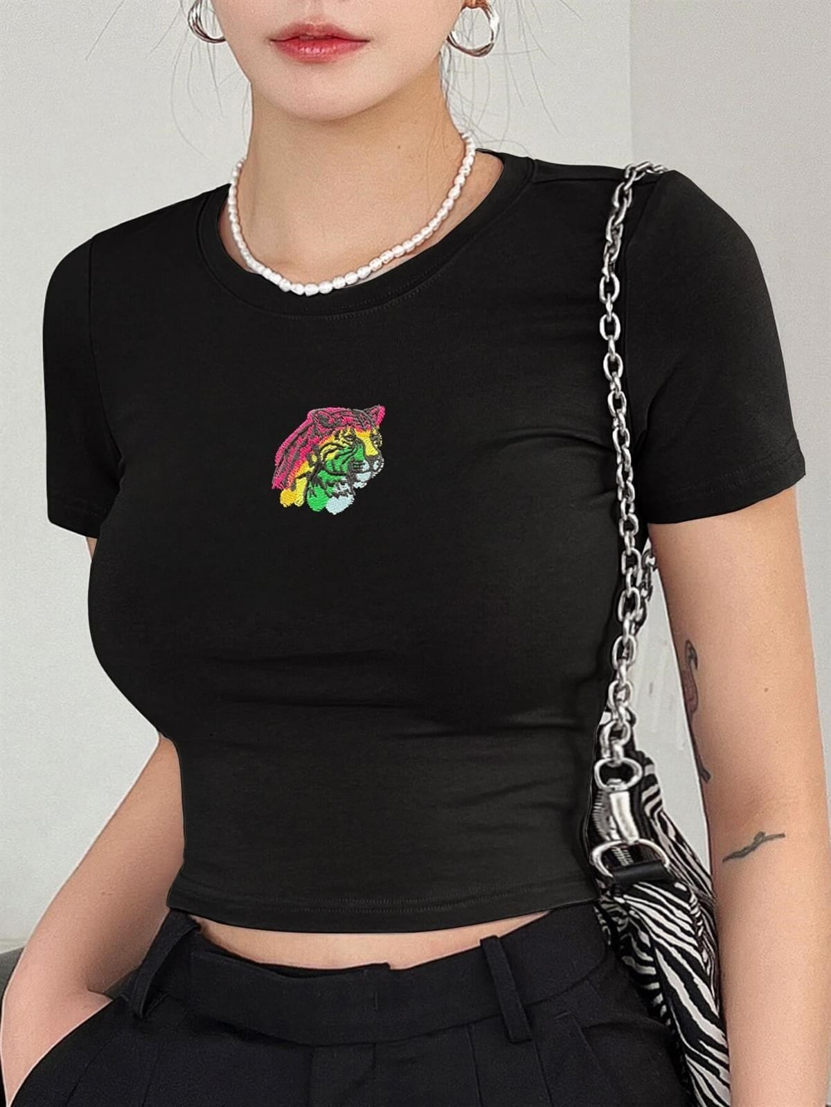 Kaplan Nakışlı Kısa Kol Kadın Siyah Bisiklet Yaka Likralı Body Crop Bluz