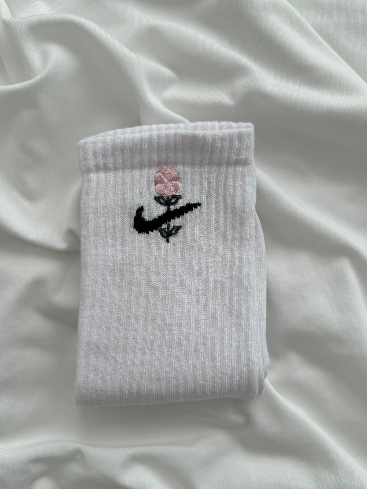 Marka Logo İşlemeli Pembe Çiçek Beyaz Çorap