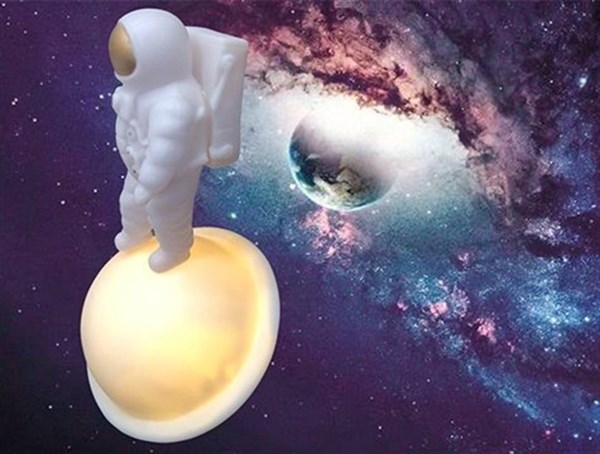 Satürn Üzerinde Duran Astronot Dekoratif 3D Gece Lambası