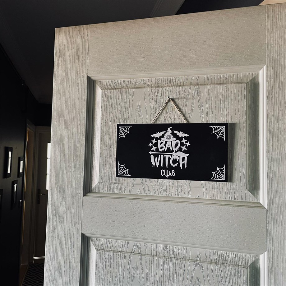 Bad Witch Club Kapı Tabelası