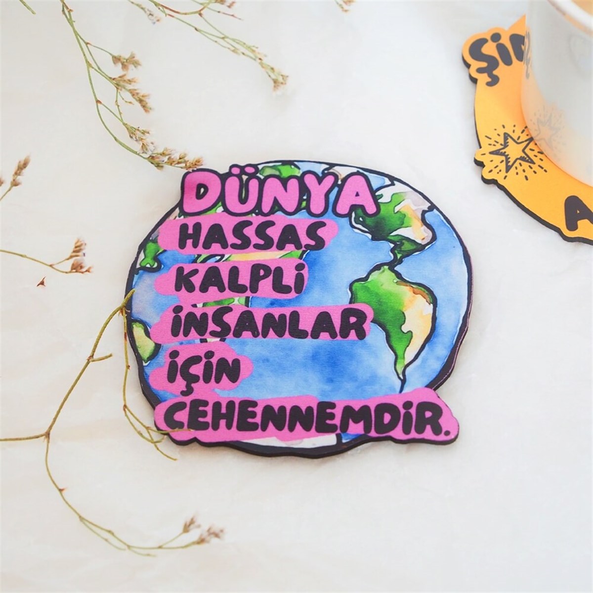 Dünya Hassas Kalpler İçin Cehennemdir Bardak Altlığı