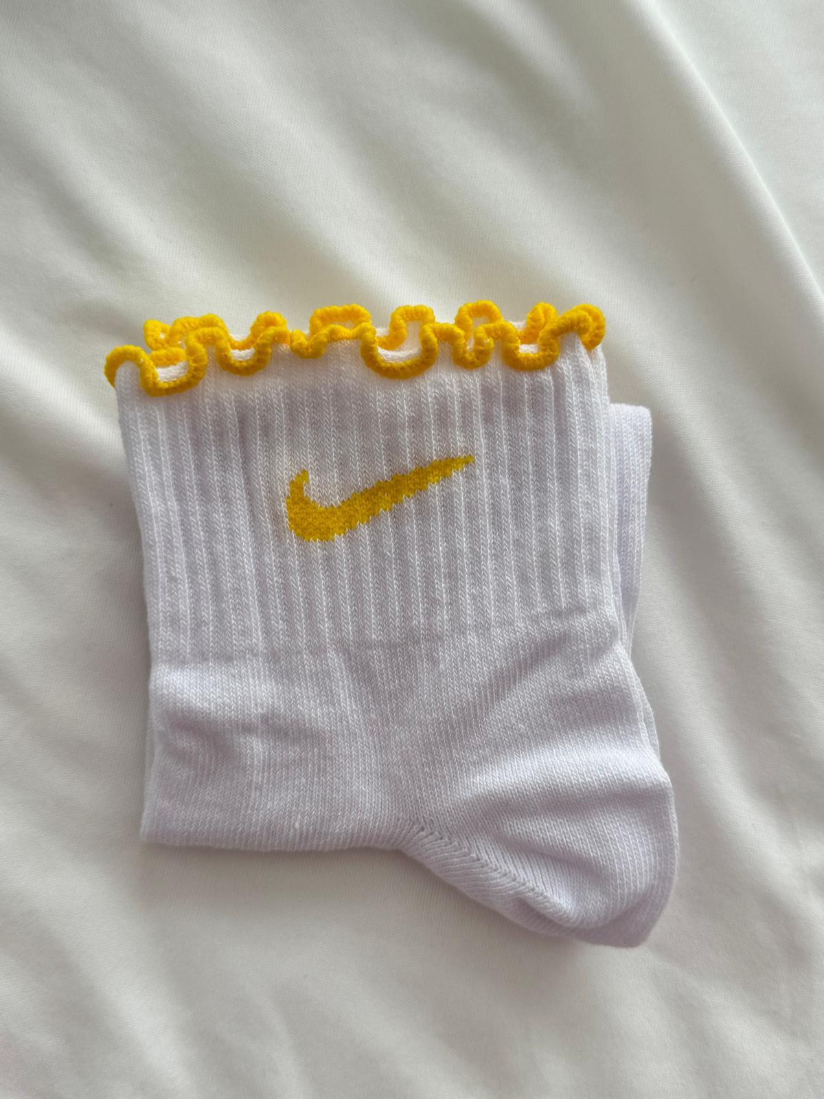 Fırfırlı Sarı Renkli Marka İşlemeli Beyaz Çorap