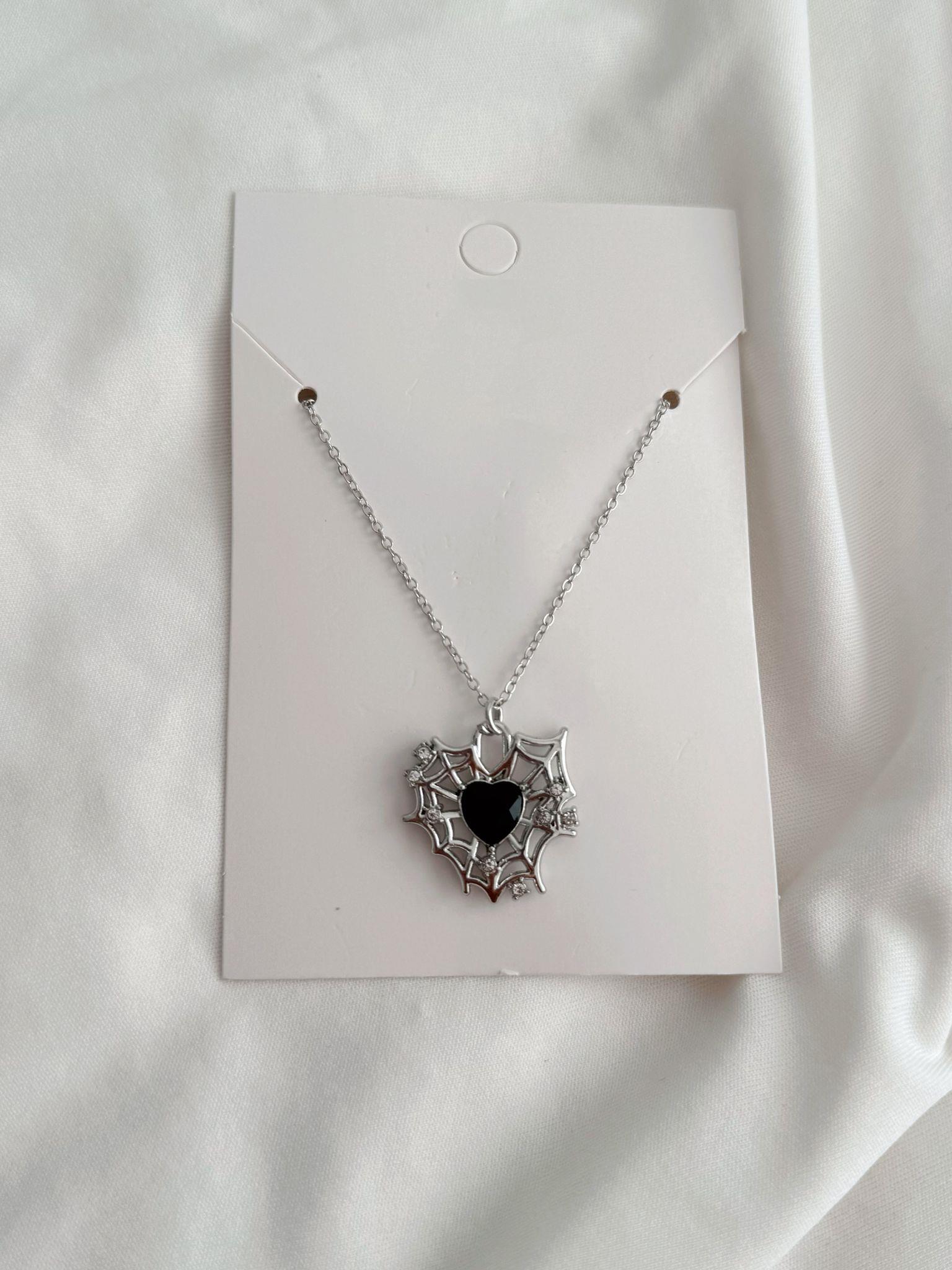 Gümüş Renk Zincirli Black Stone Heart Spider İthal Kolye (1)