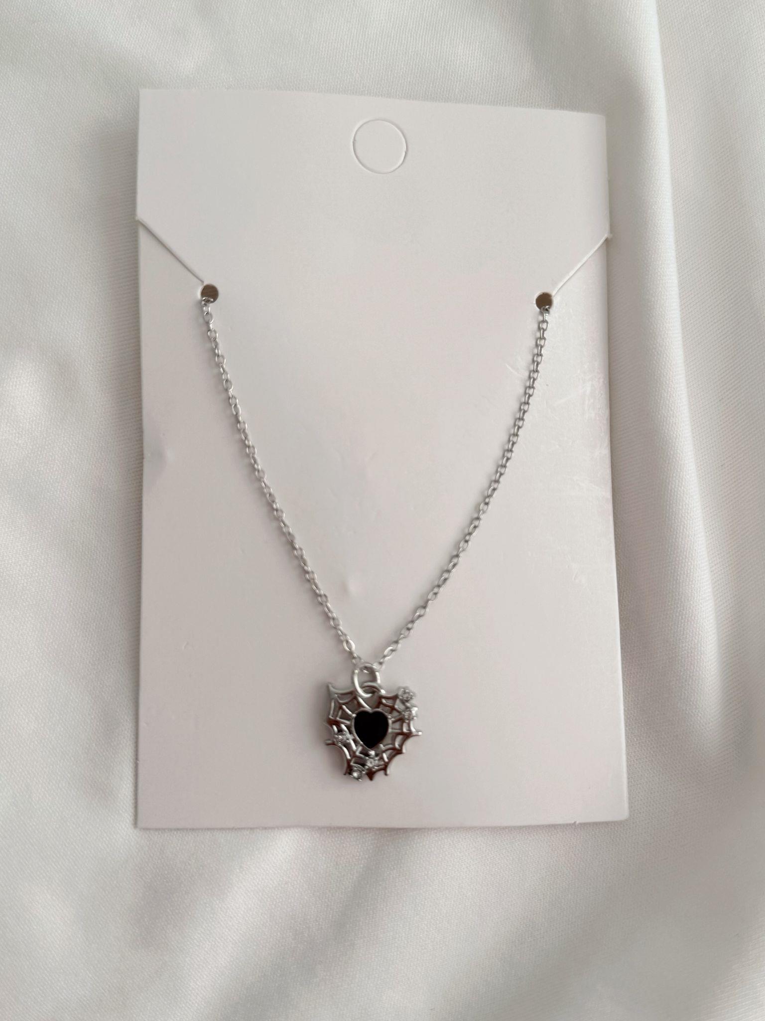 Gümüş Renk Zincirli Black Stone Heart Spider İthal Kolye (2)