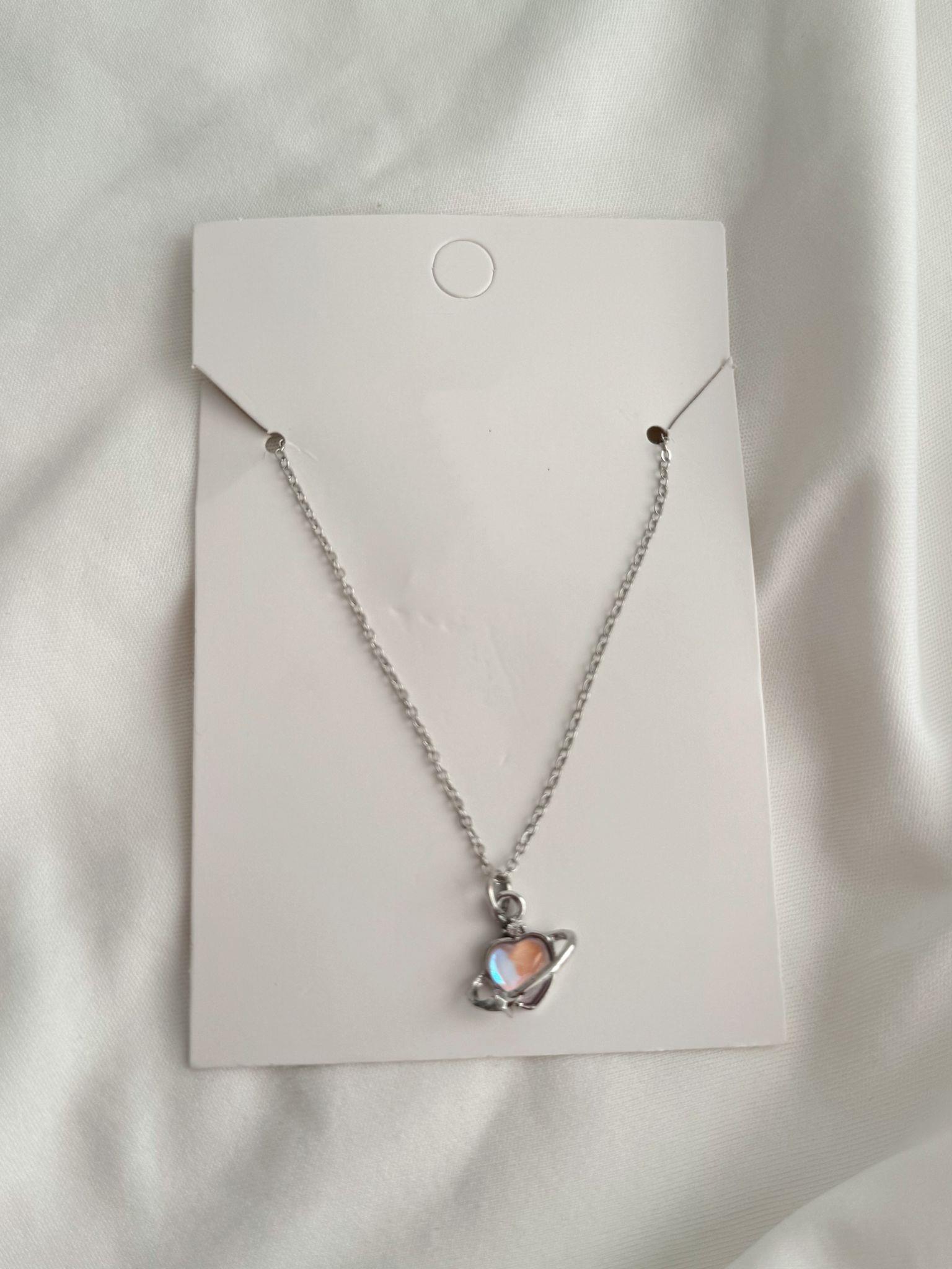 Gümüş Renk Zincirli Kalp Saturn İthal Kolye