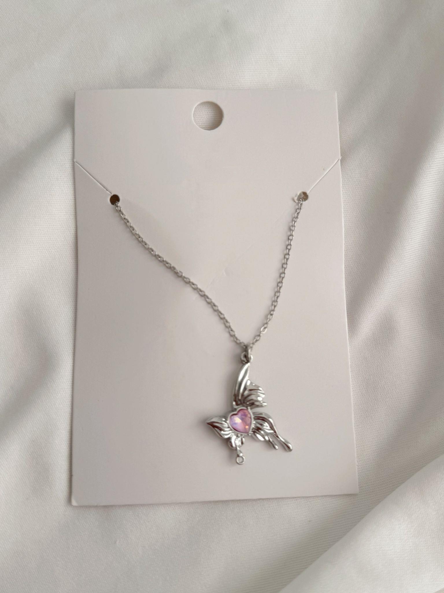 Gümüş Renk Zincirli Pembe Taşlı Yan Kelebek İthal Kolye