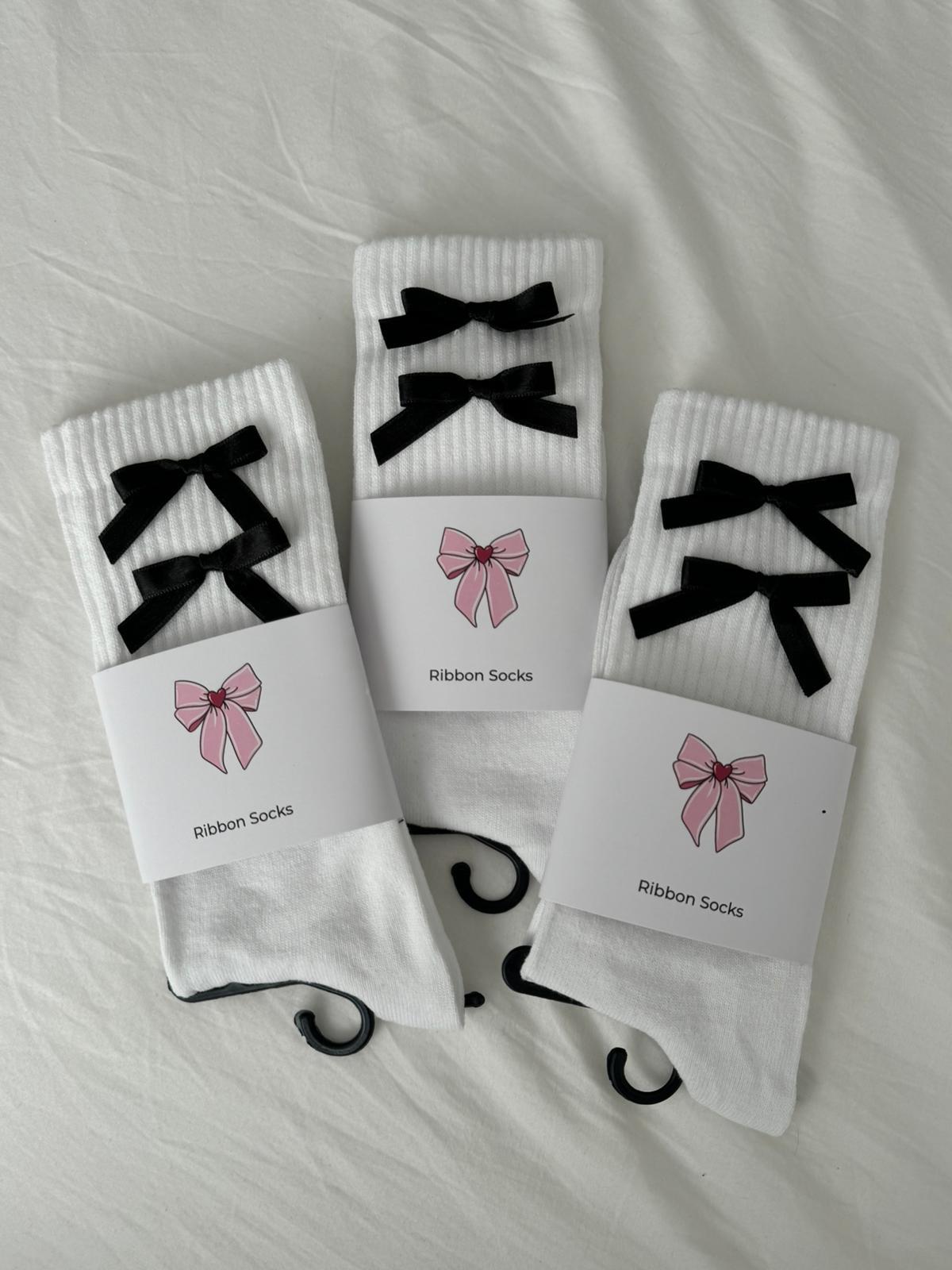 İkili Siyah Kurdele Beyaz Çorap