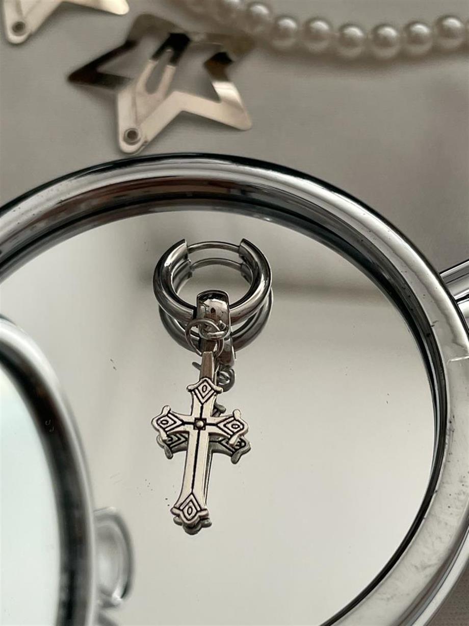 İşleme Haç Detaylı Küpe