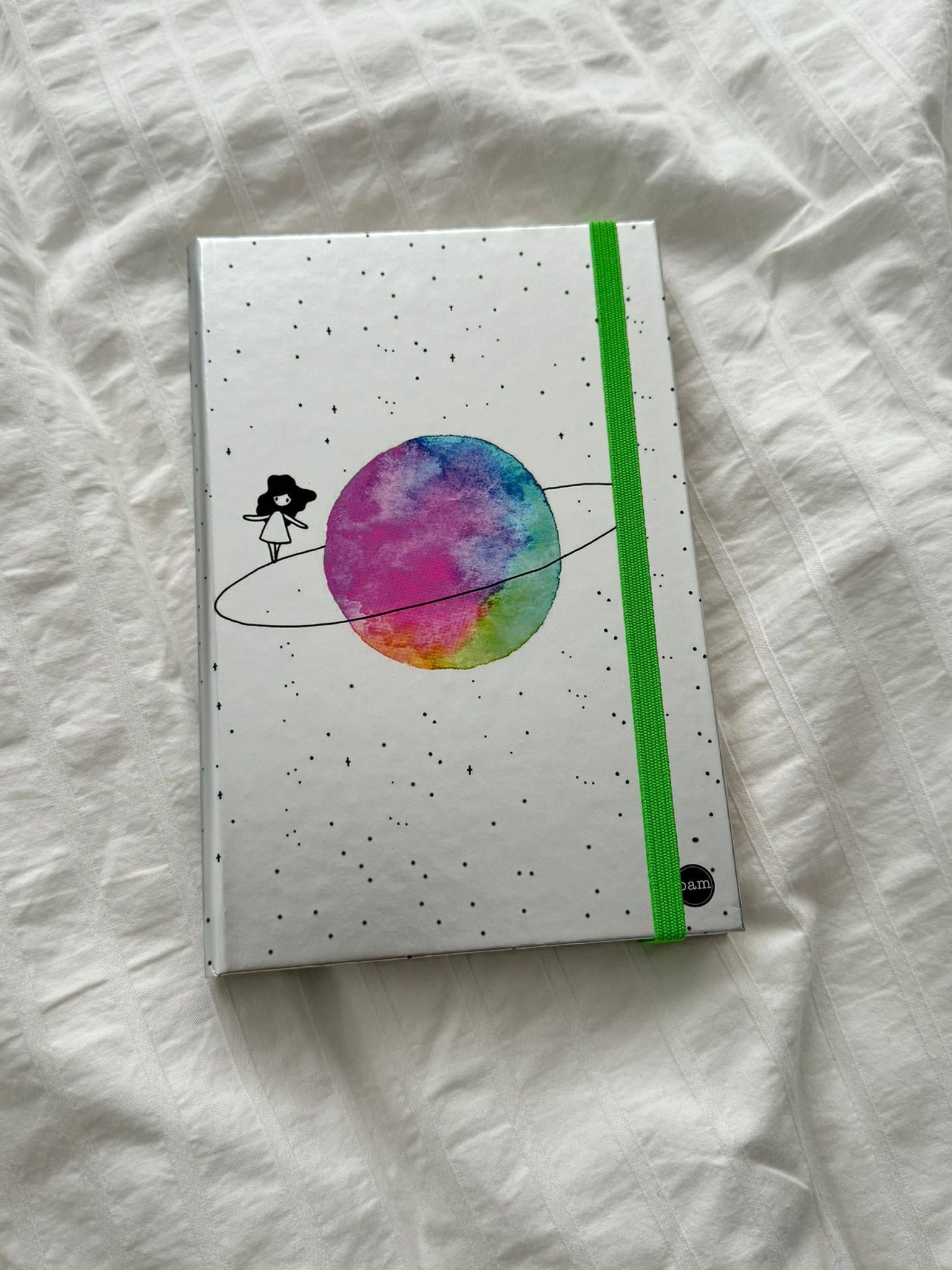 Satürn'de Yürüyen Kız Metalik Kapak Lastikli Defter