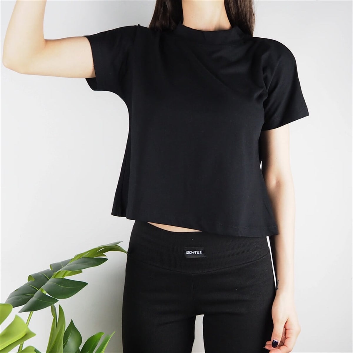Siyah Dik Yaka Crop T-shirt