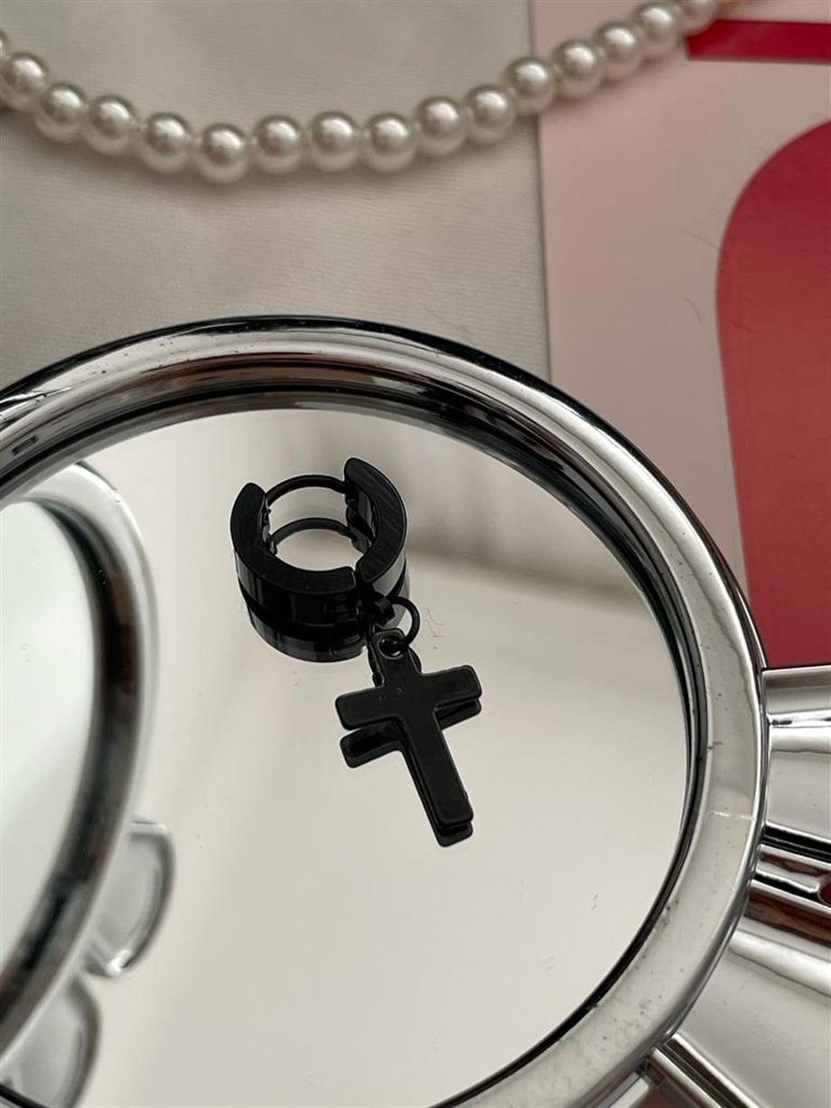 Siyah Haç Detay Küpe