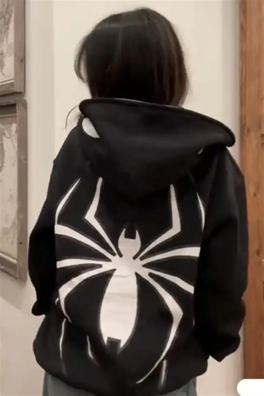 Siyah Kapüşonlu Sırt Baskılı Spiderman Maske Hırka